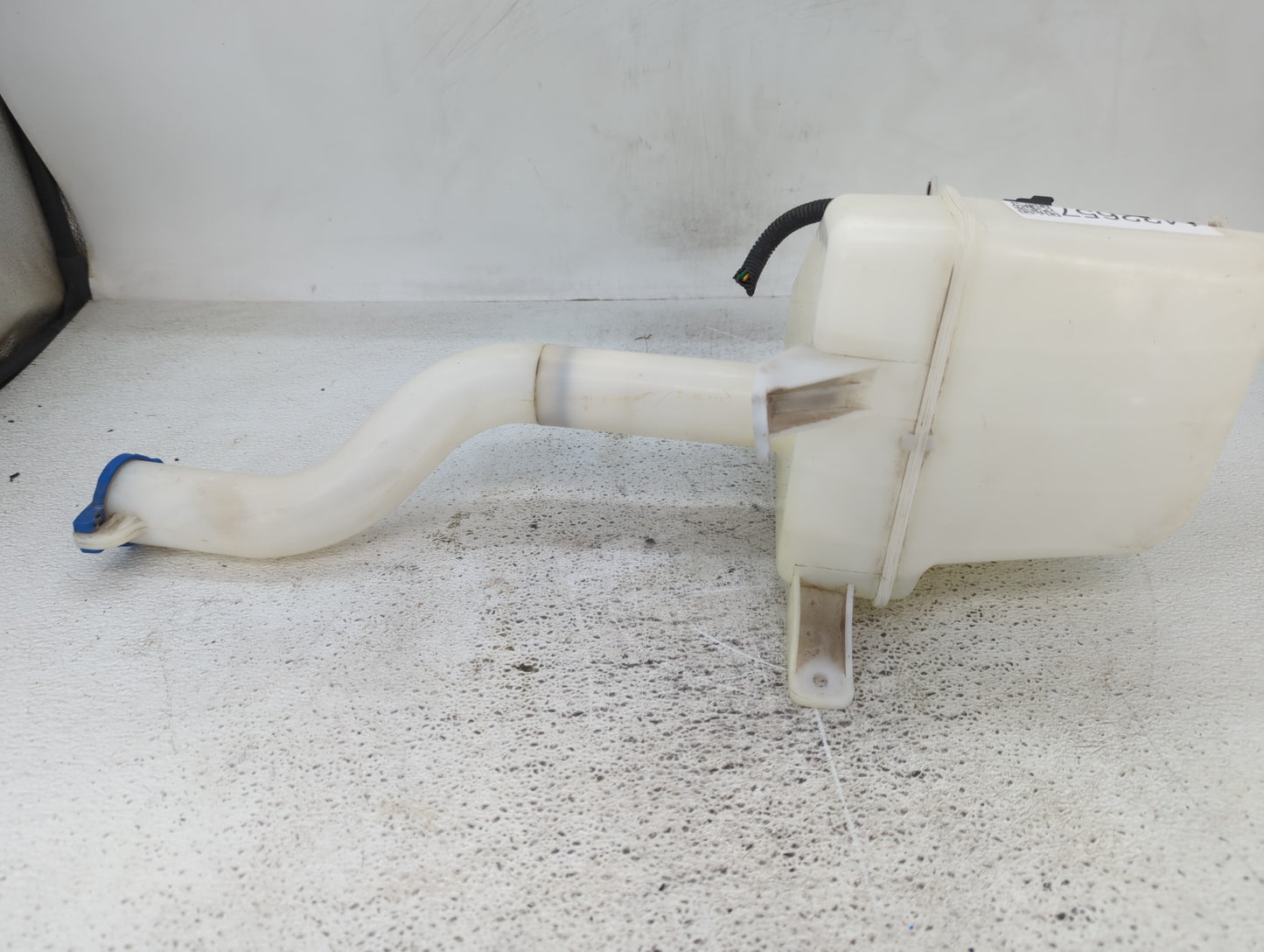 2005-2009 Hyundai Tucson Windshield Washer Fluid Reservoir Bottle Oem - Oemusedautoparts1.com