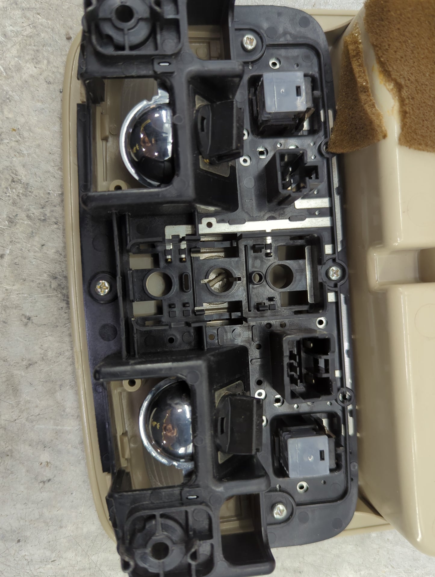 2007 Hyundai Tucson Overhead Roof Console - Oemusedautoparts1.com