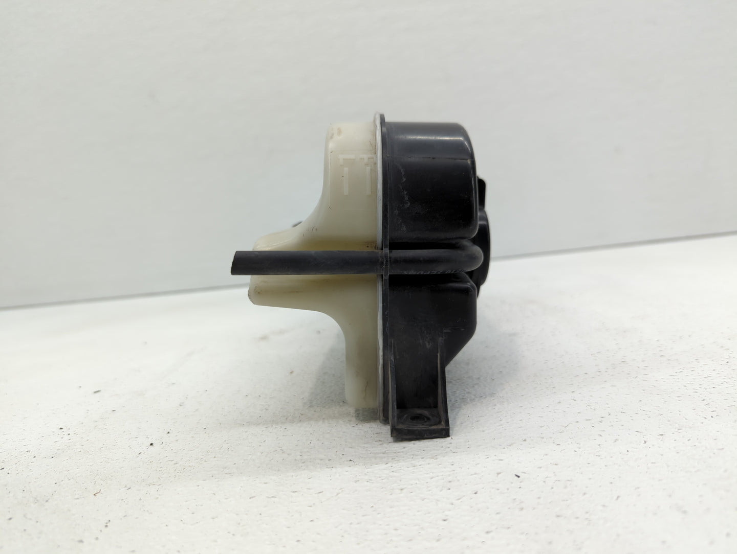 2005-2009 Hyundai Tucson Radiator Coolant Overflow Expansion Tank Bottle - Oemusedautoparts1.com
