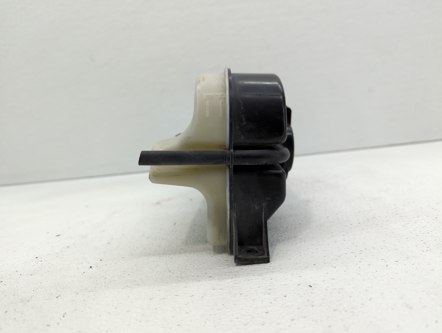 2005-2009 Hyundai Tucson Radiator Coolant Overflow Expansion Tank Bottle - Oemusedautoparts1.com