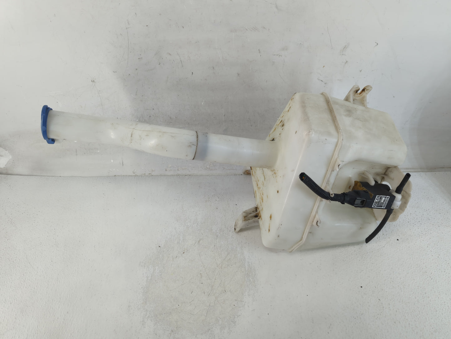 2005-2009 Hyundai Tucson Windshield Washer Fluid Reservoir Bottle Oem - Oemusedautoparts1.com