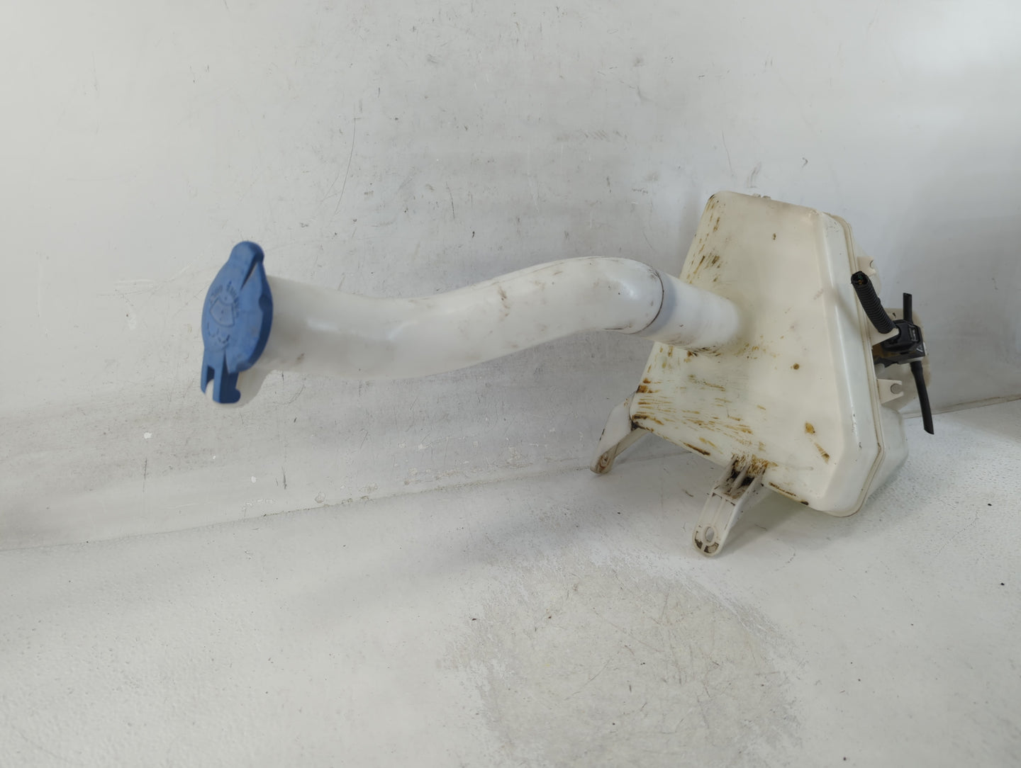 2005-2009 Hyundai Tucson Windshield Washer Fluid Reservoir Bottle Oem - Oemusedautoparts1.com