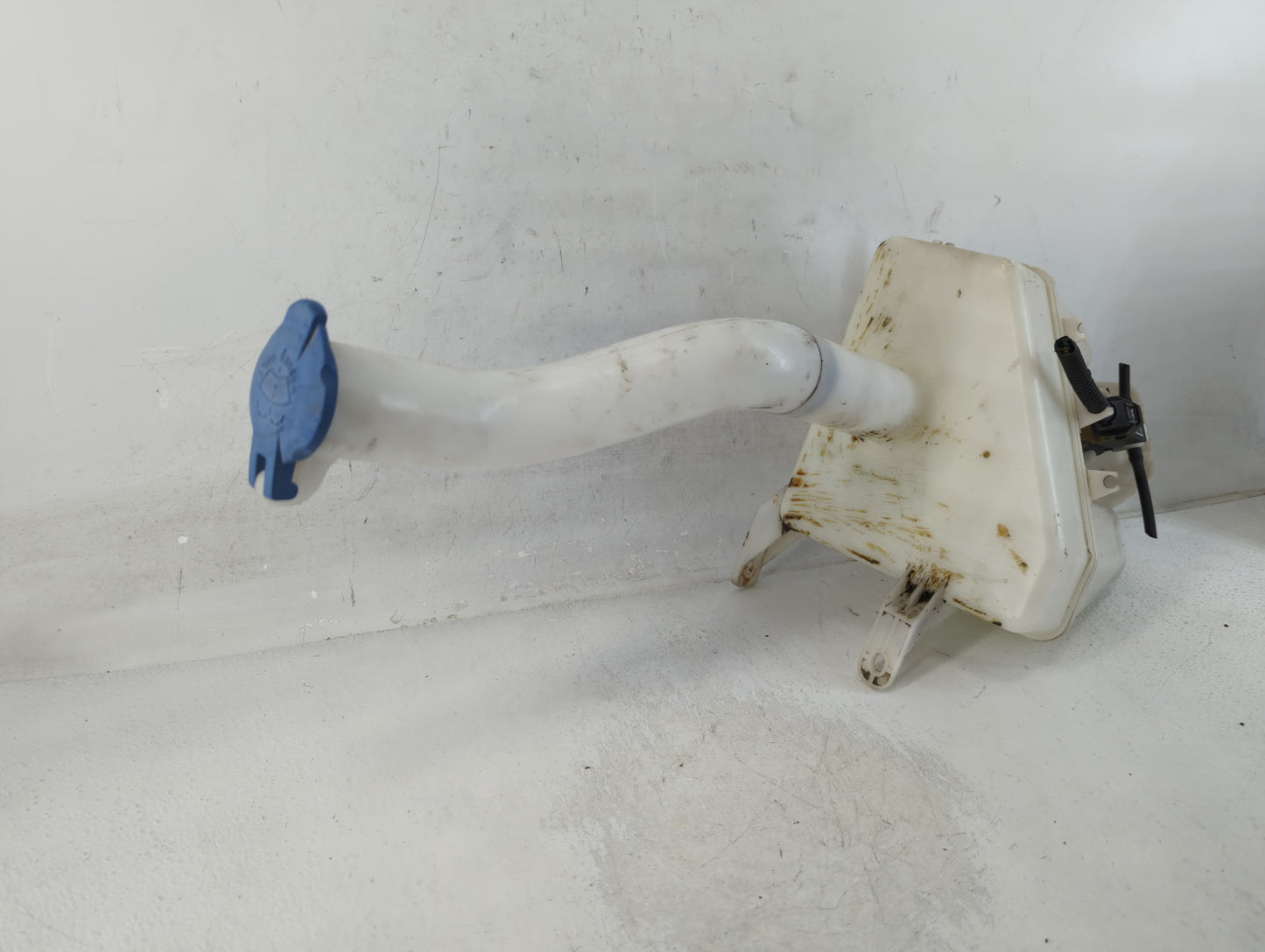 2005-2009 Hyundai Tucson Windshield Washer Fluid Reservoir Bottle Oem - Oemusedautoparts1.com