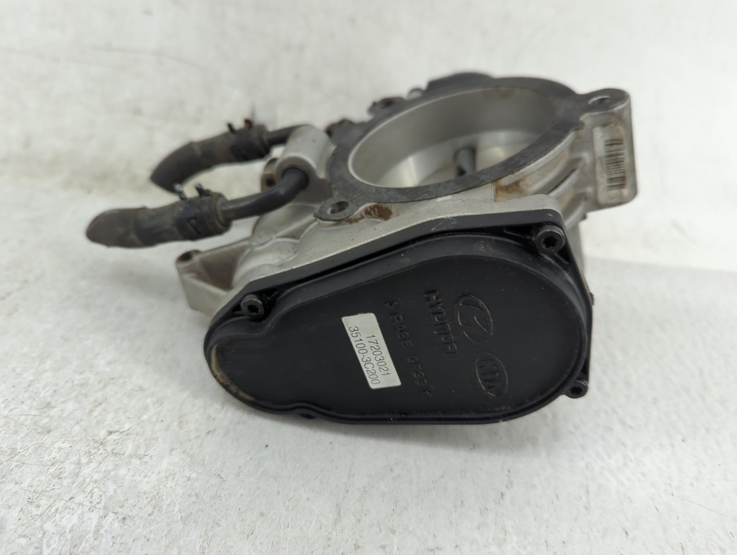 2007-2012 Hyundai Veracruz Throttle Body P/N:35100-3C200 Fits Fits 2006 2007 2008 2009 2010 2011 2012 OEM Used Auto Parts - 