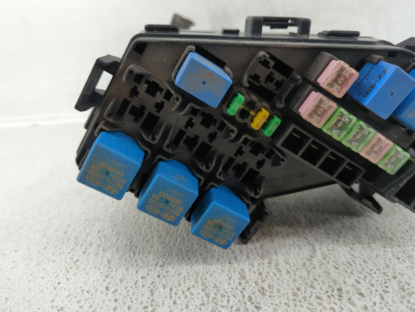 2007 Hyundai Veracruz Fusebox Fuse Box Panel Relay Module Fits OEM Used Auto Parts - Oemusedautoparts1.com