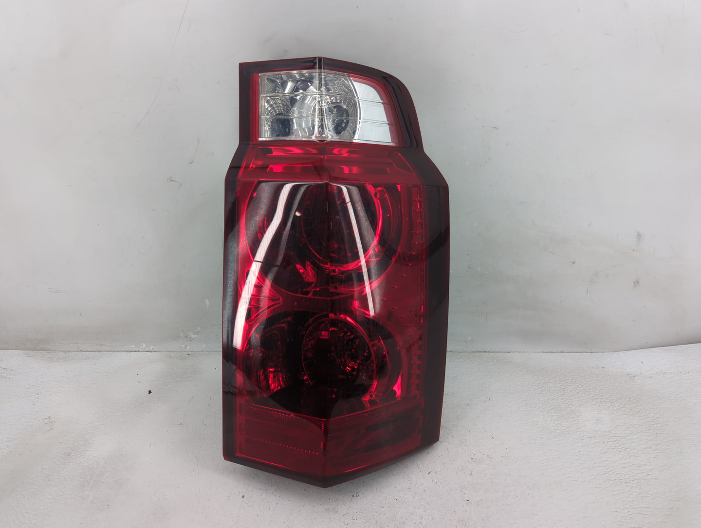 2006-2010 Jeep Commander Tail Light Assembly Passenger Right OEM P/N:55396458AH Fits Fits 2006 2007 2008 2009 2010 OEM Used 