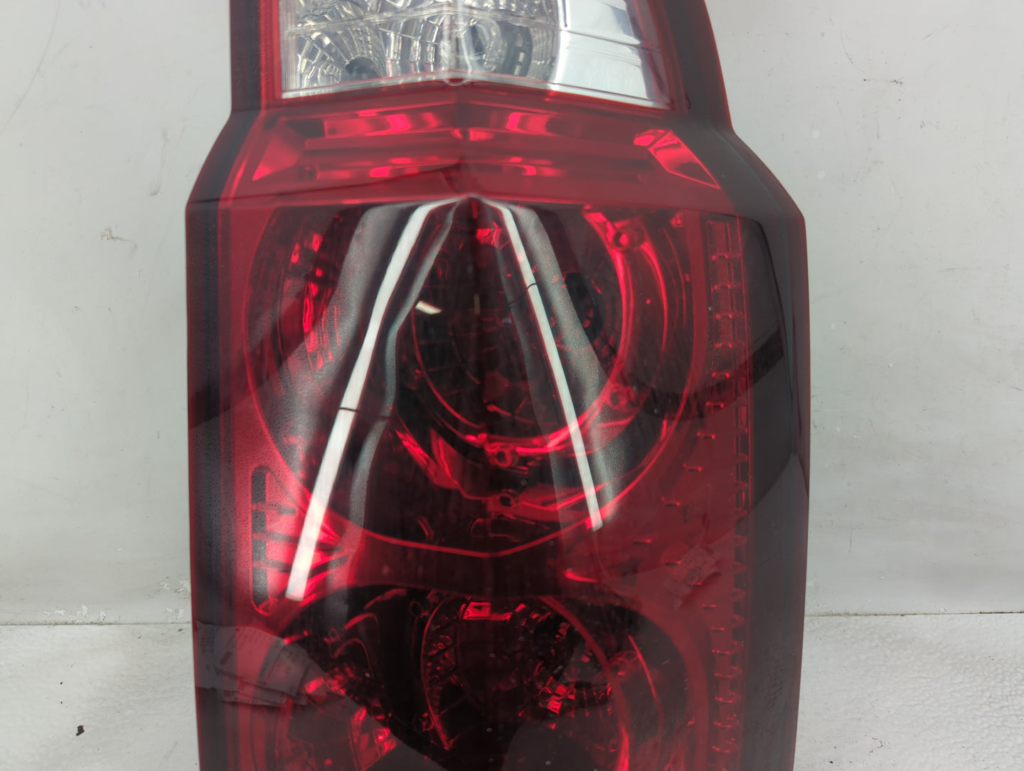2006-2010 Jeep Commander Tail Light Assembly Passenger Right OEM P/N:55396458AH Fits Fits 2006 2007 2008 2009 2010 OEM Used 