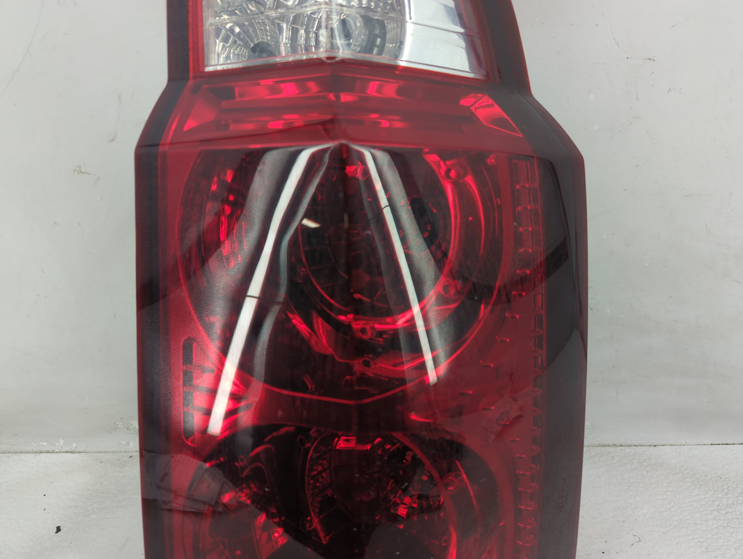 2006-2010 Jeep Commander Tail Light Assembly Passenger Right OEM P/N:55396458AH Fits Fits 2006 2007 2008 2009 2010 OEM Used 