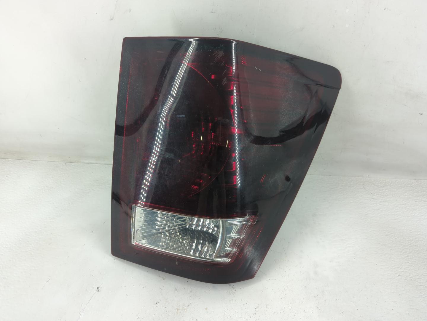 2007-2010 Jeep Grand Cherokee Tail Light Assembly Driver Left OEM Fits Fits 2007 2008 2009 2010 OEM Used Auto Parts - Oemuse