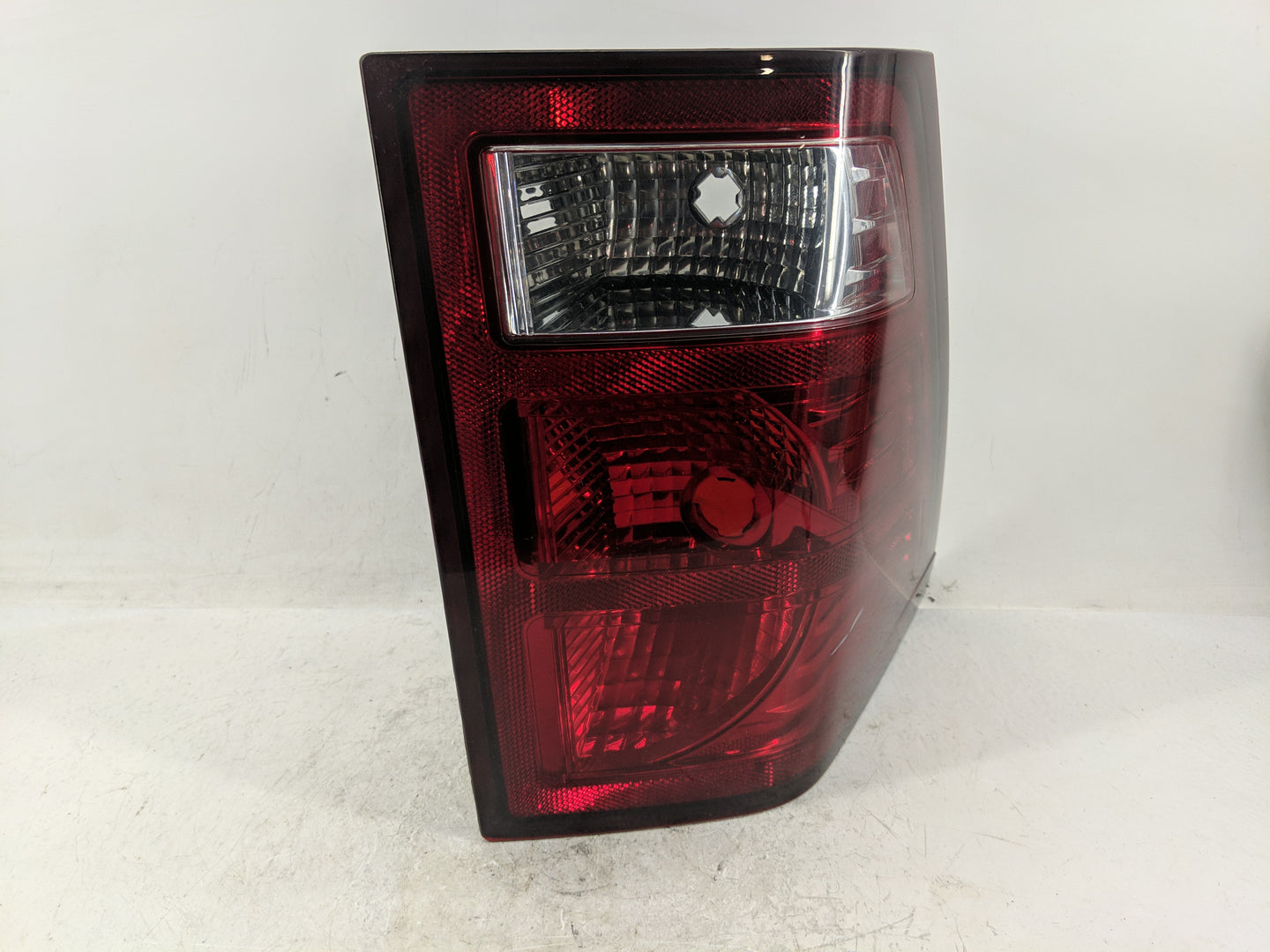 2007-2010 Jeep Grand Cherokee Tail Light Assembly Driver Left OEM Fits Fits 2007 2008 2009 2010 OEM Used Auto Parts - Oemuse