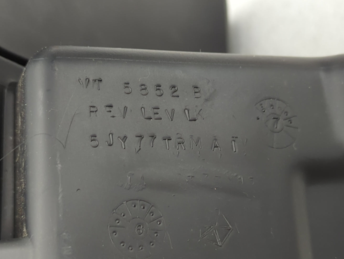 2007 Jeep Grand Cherokee Passenger Glove Box Door Storage Compartment - Oemusedautoparts1.com