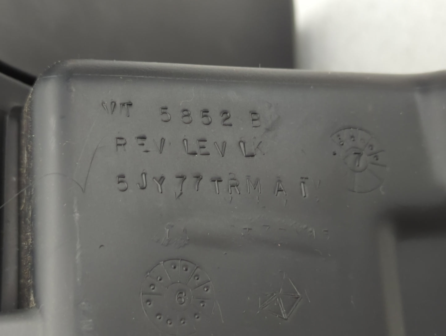 2007 Jeep Grand Cherokee Passenger Glove Box Door Storage Compartment - Oemusedautoparts1.com