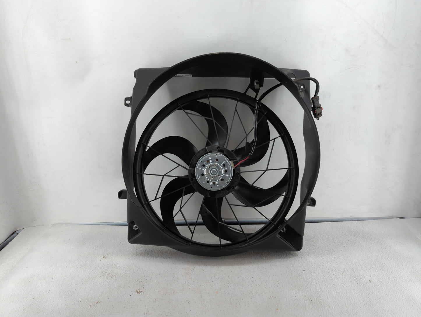 2007-2007 Jeep Liberty Left Radiator Fan Motor Assembly - Oemusedautoparts1.com