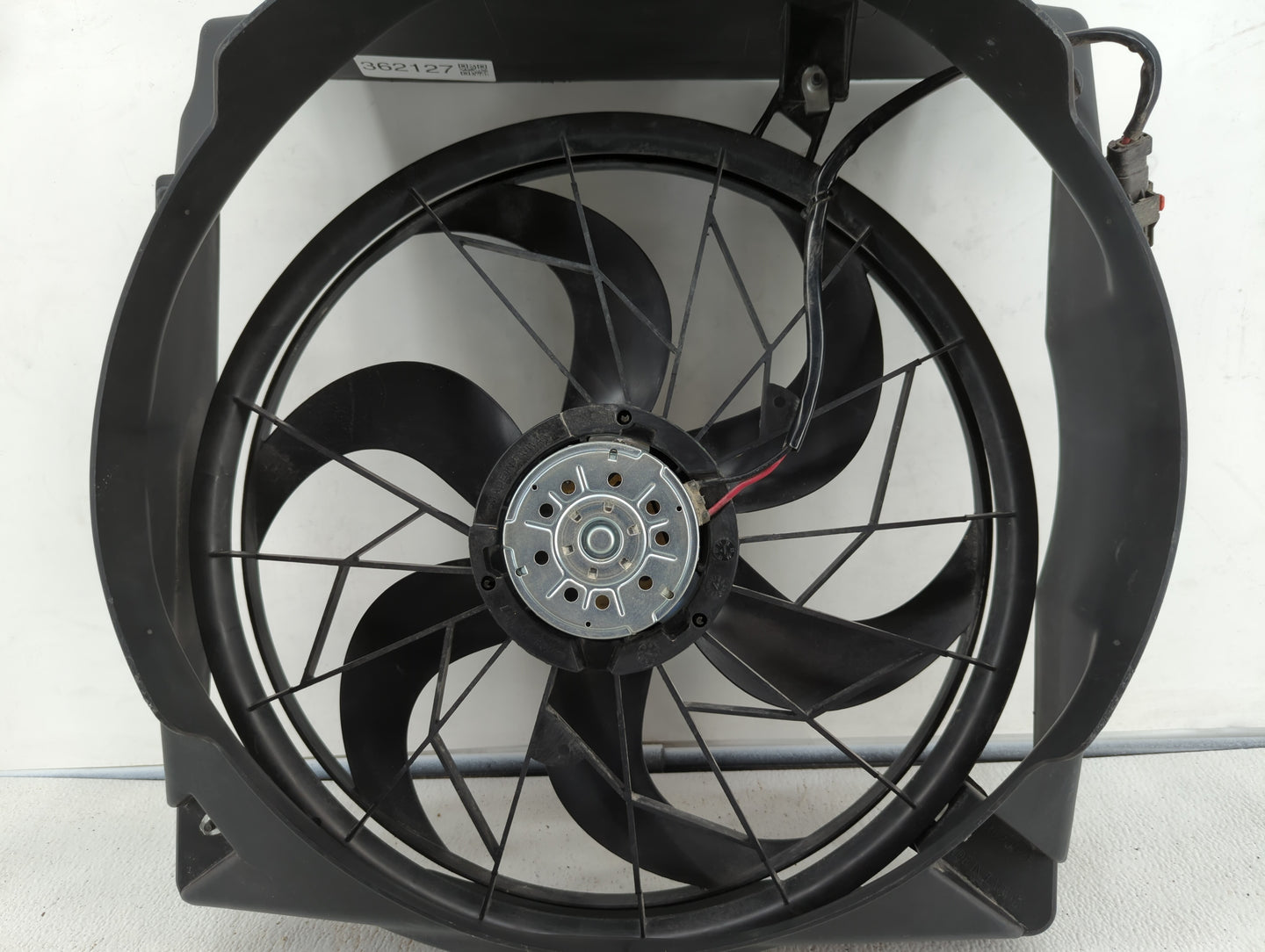 2007-2007 Jeep Liberty Left Radiator Fan Motor Assembly - Oemusedautoparts1.com