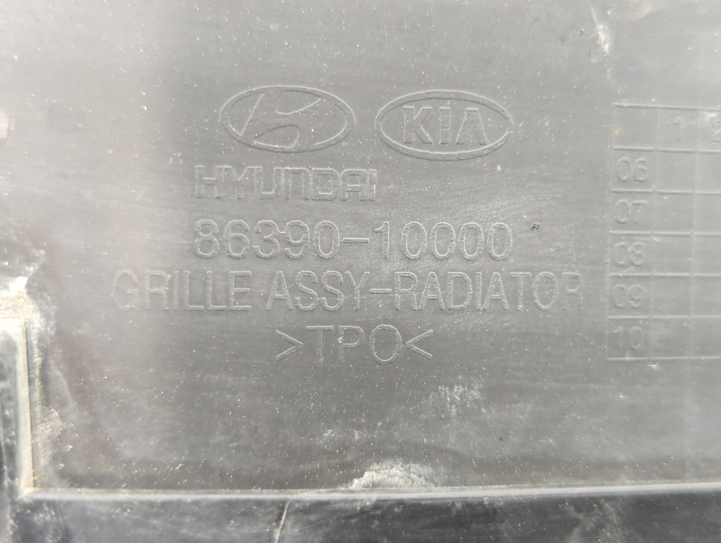 2007-2010 Kia Rondo Front Bumper Grille Cover - Oemusedautoparts1.com