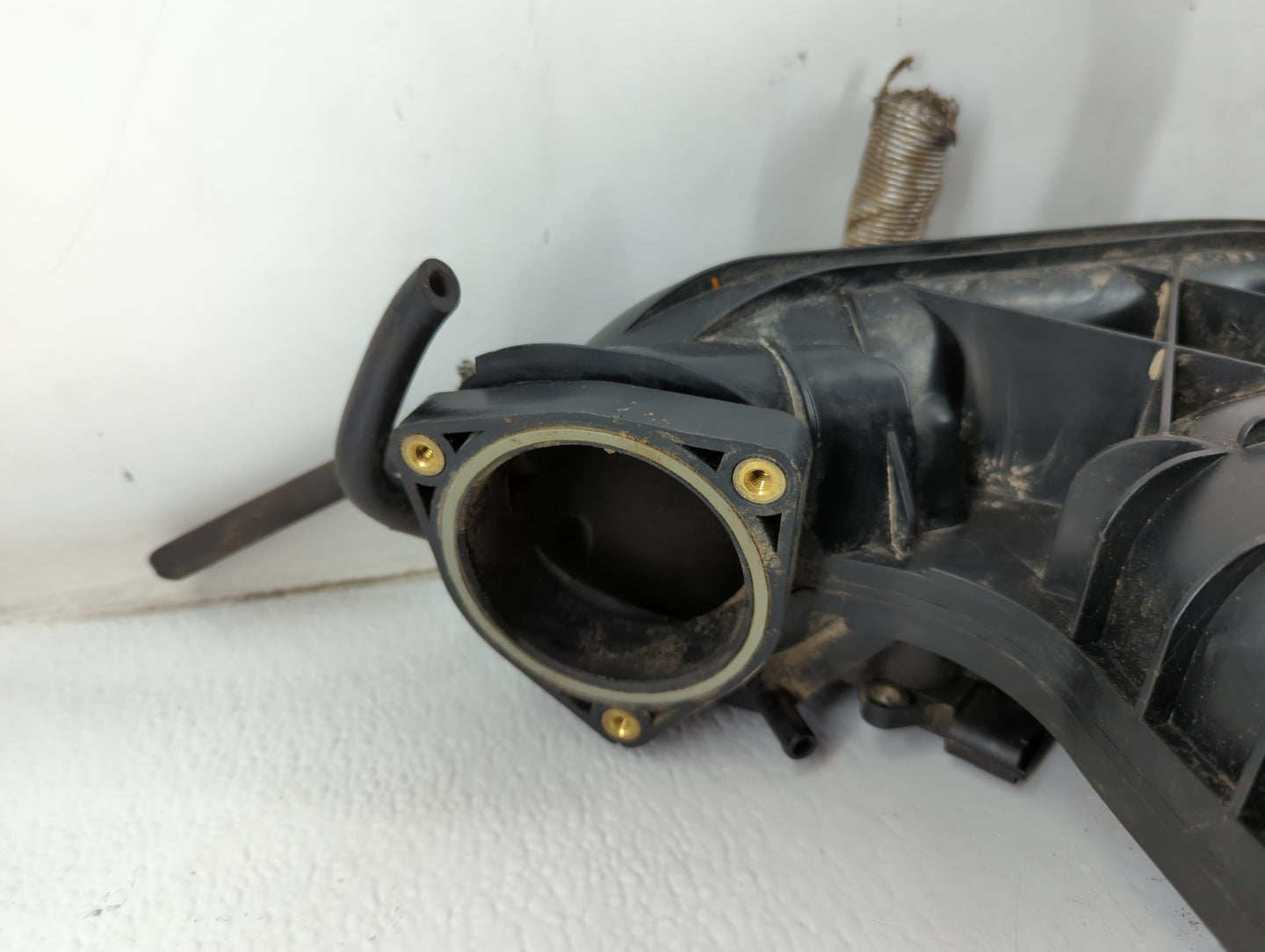 2006-2010 Kia Sedona Air Intake Manifold P/N:>PA6 GF35< Fits Fits 2006 2007 2008 2009 2010 2011 OEM Used Auto Parts - Oemuse
