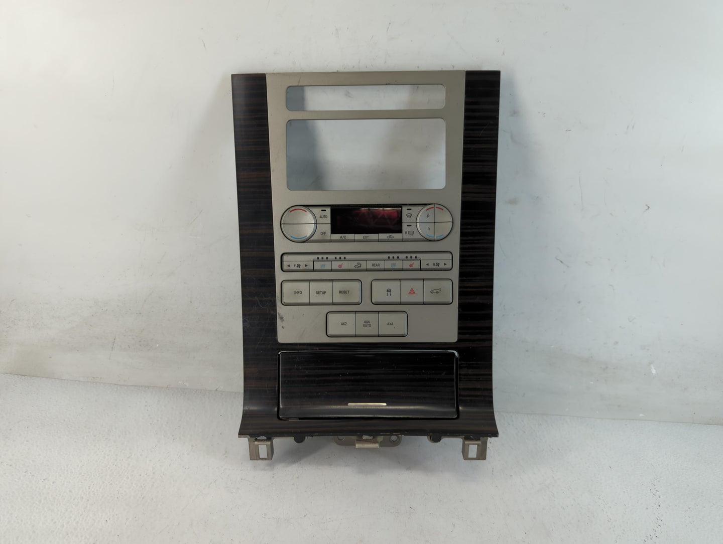2007 Lincoln Navigator Radio AM FM Cd Player Receiver Replacement Fits OEM Used Auto Parts - Oemusedautoparts1.com