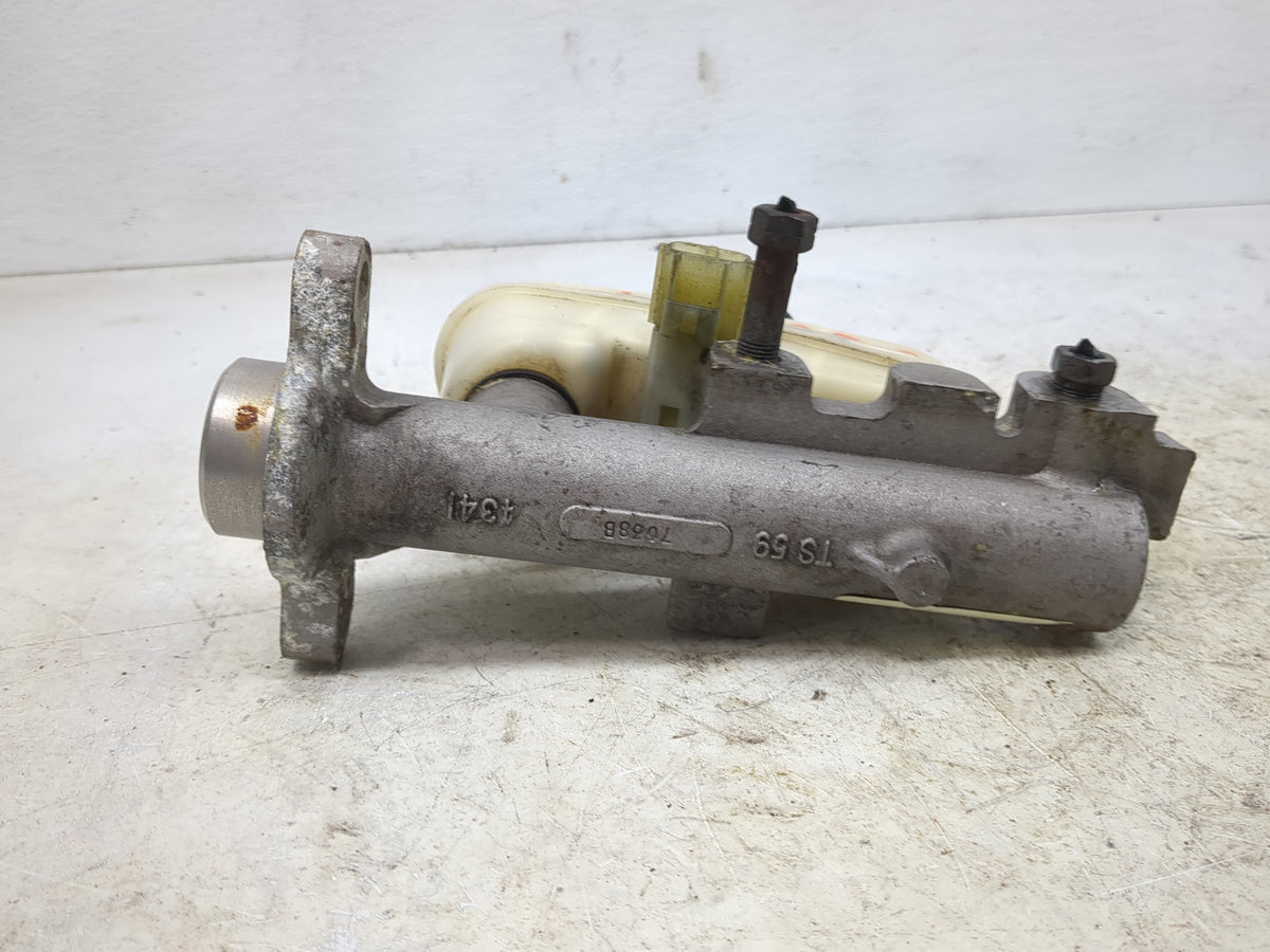 2001-2011 Lincoln Town Car Brake Master Cylinder 1512840 - Oemusedautoparts1.com