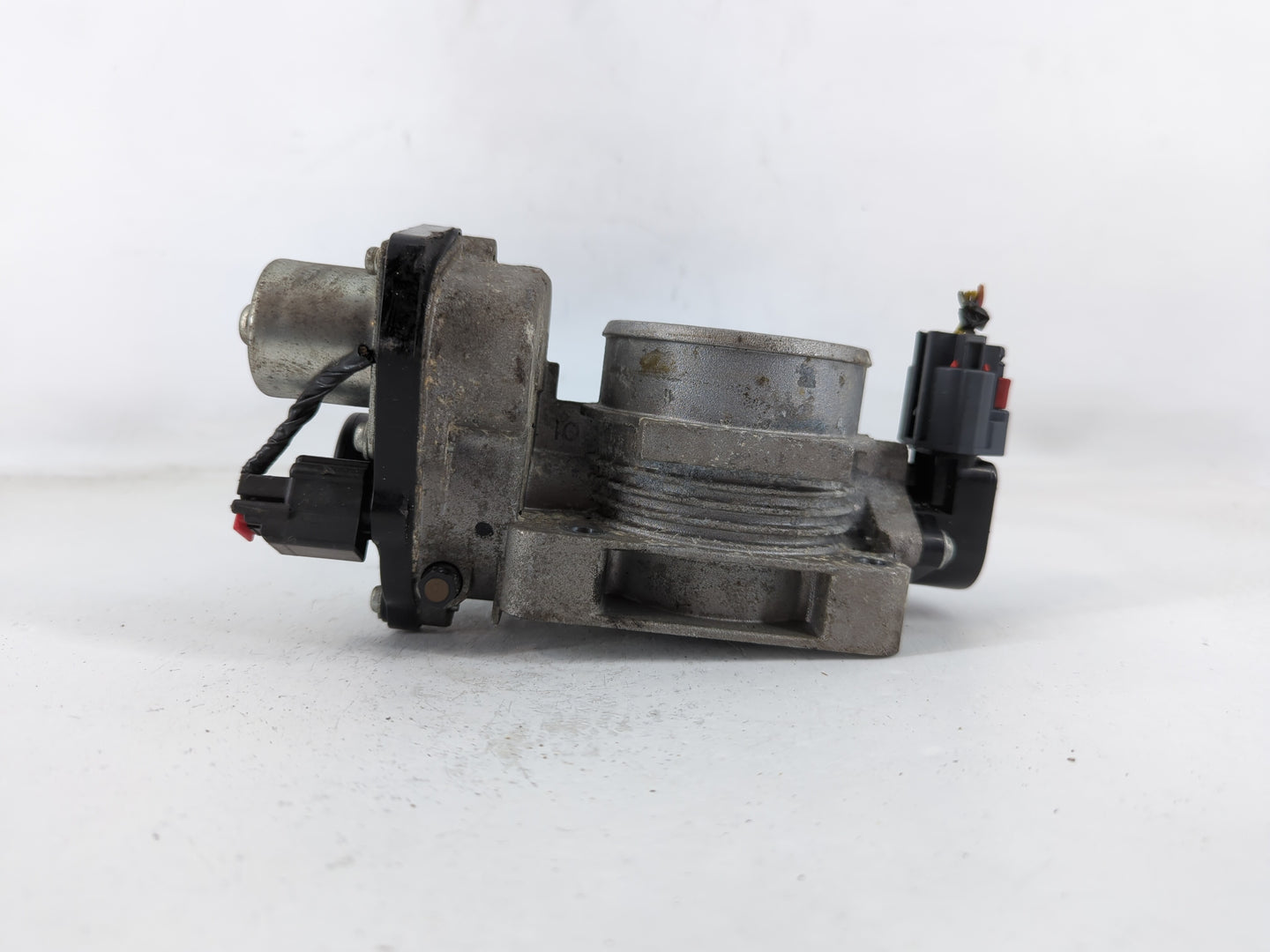 2005-2011 Lincoln Town Car Throttle Body P/N:102606 2 6R3E-AA Fits OEM Used Auto Parts - Oemusedautoparts1.com