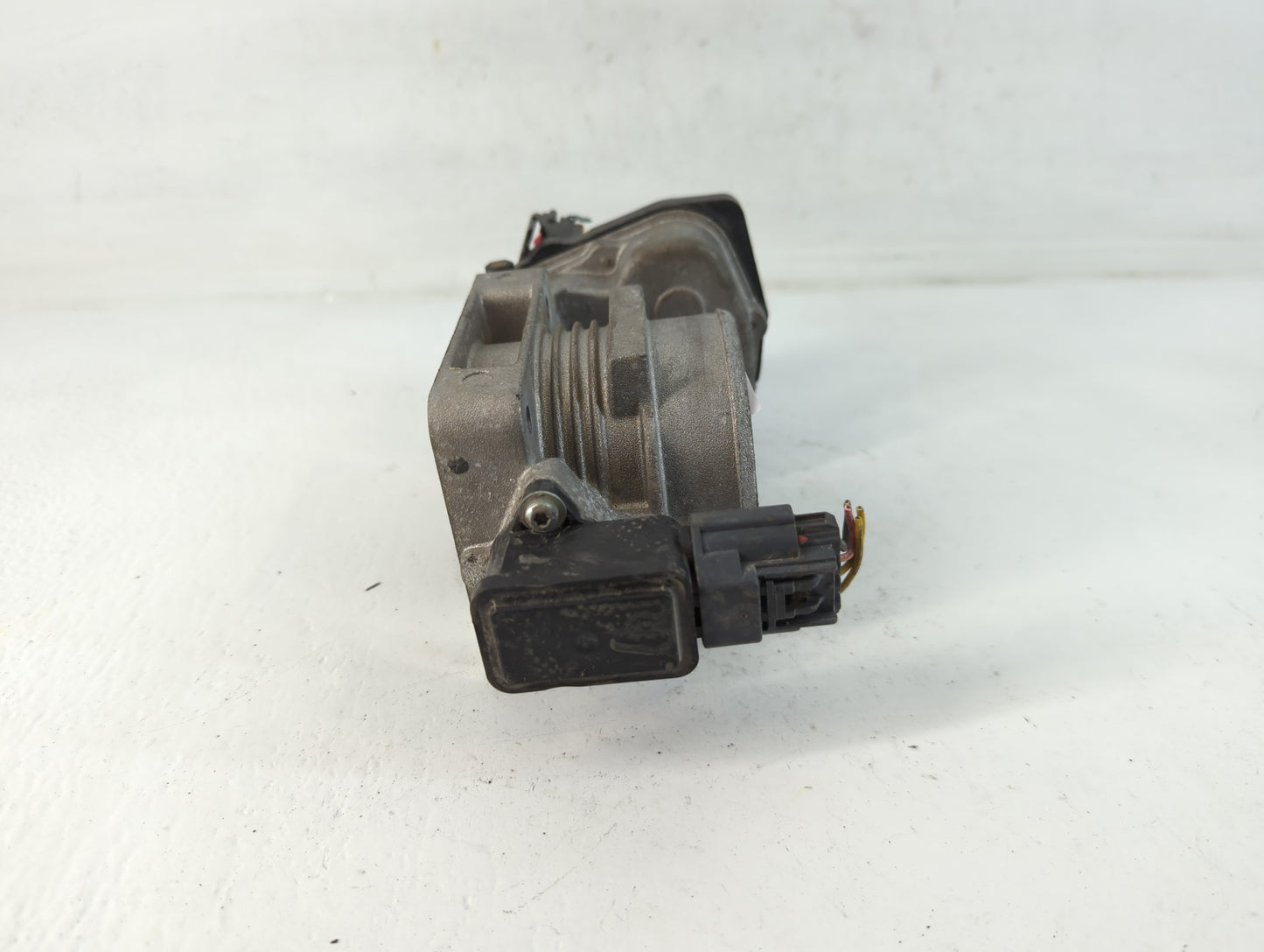 2005-2011 Lincoln Town Car Throttle Body P/N:062070056512 072606 2 Fits OEM Used Auto Parts - Oemusedautoparts1.com