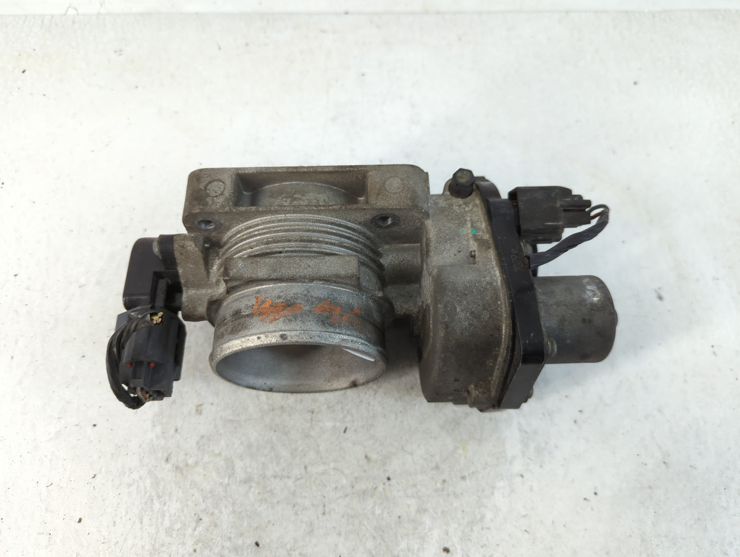 2005-2011 Lincoln Town Car Throttle Body P/N:040207 2 6R3E-AA Fits OEM Used Auto Parts - Oemusedautoparts1.com