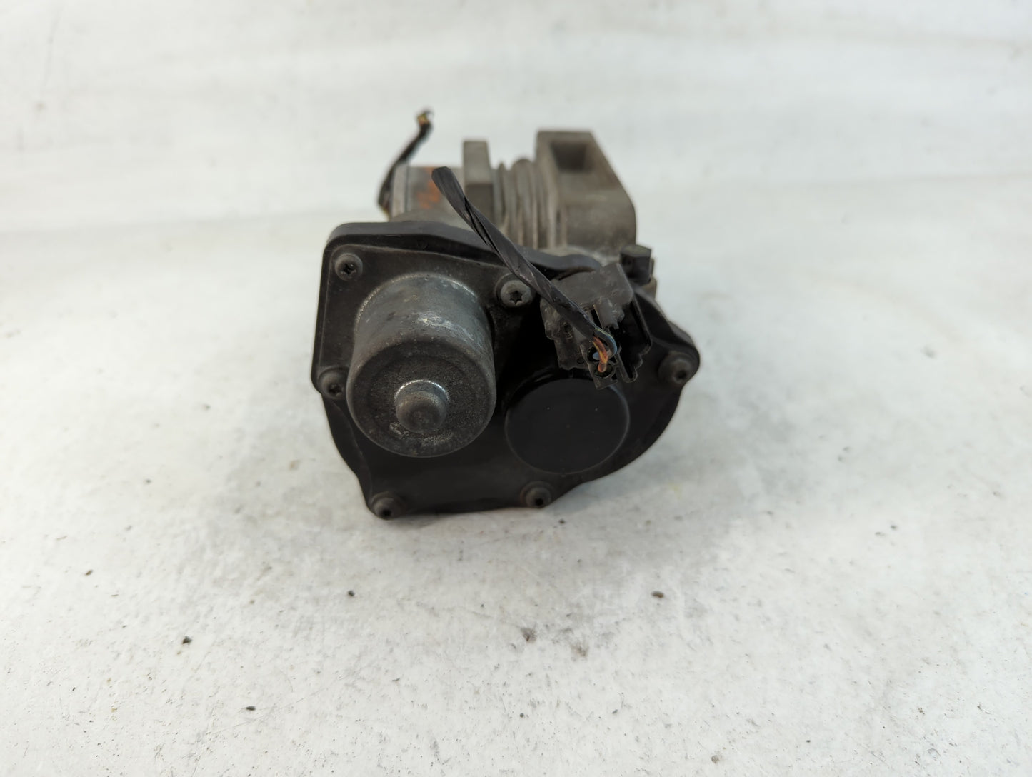 2005-2011 Lincoln Town Car Throttle Body P/N:040207 2 6R3E-AA Fits OEM Used Auto Parts - Oemusedautoparts1.com