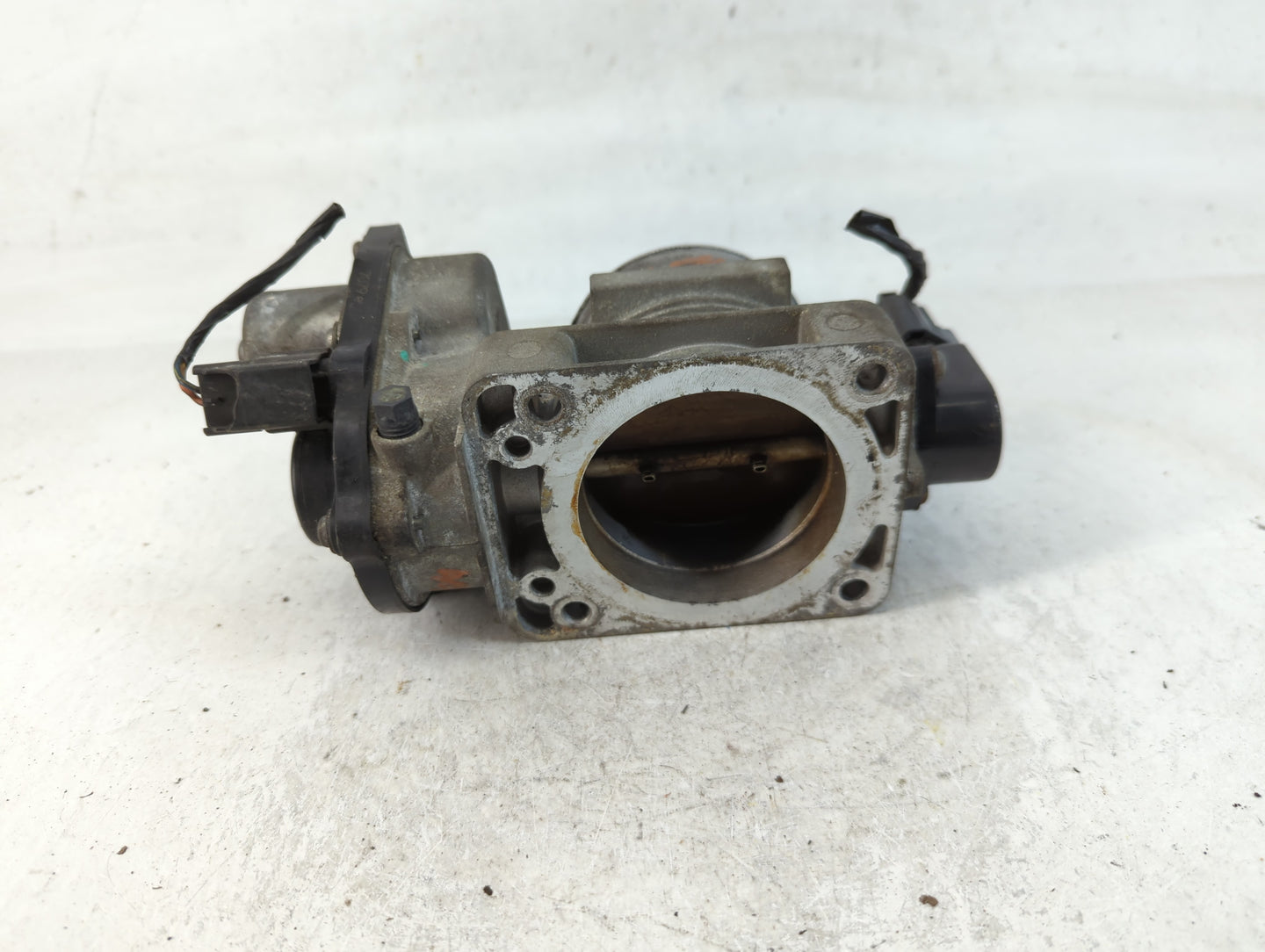 2005-2011 Lincoln Town Car Throttle Body P/N:040207 2 6R3E-AA Fits OEM Used Auto Parts - Oemusedautoparts1.com