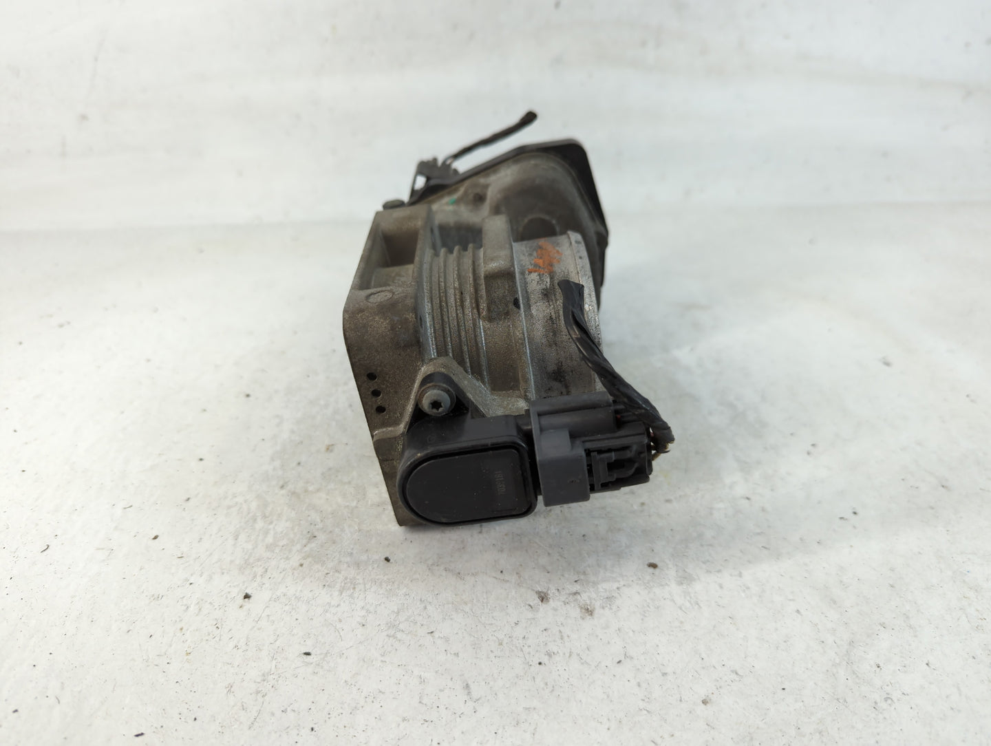 2005-2011 Lincoln Town Car Throttle Body P/N:040207 2 6R3E-AA Fits OEM Used Auto Parts - Oemusedautoparts1.com