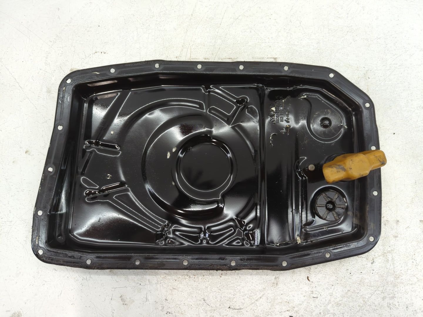 2007 Maserati Quattroporte Engine Oil Pan P/N:ZF 1068 203 020 Fits OEM Used Auto Parts - Oemusedautoparts1.com