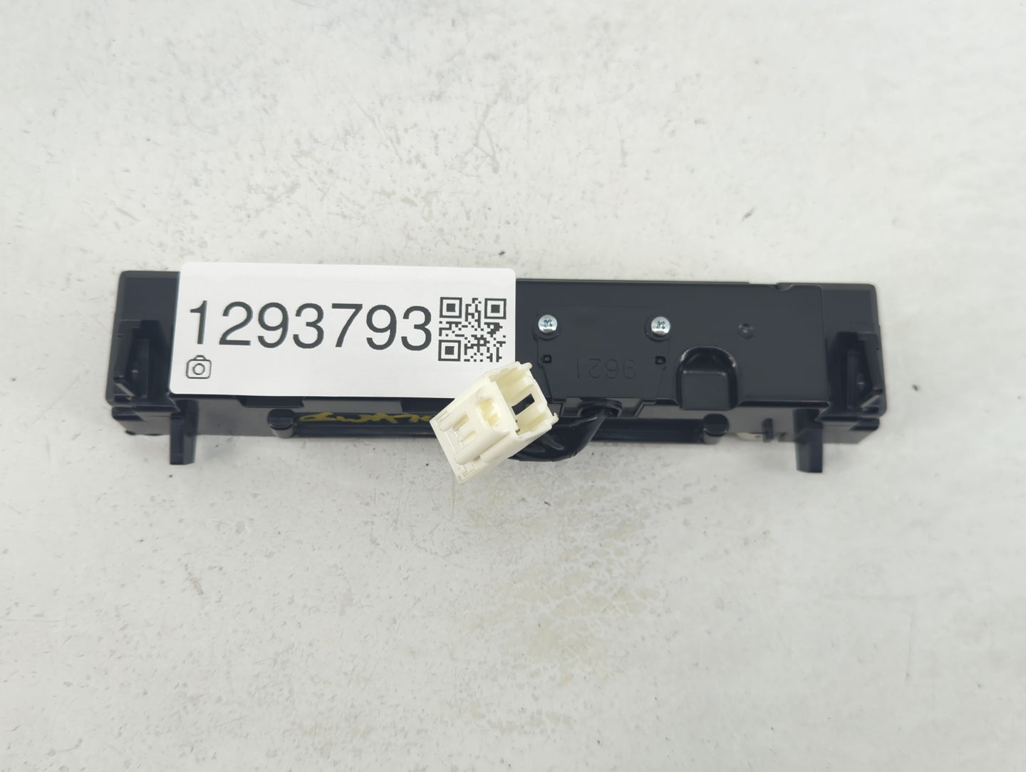 2006-2007 Mazda 3 Radio AM FM Cd Player Receiver Replacement Fits Fits 2006 2007 OEM Used Auto Parts - Oemusedautoparts1.com