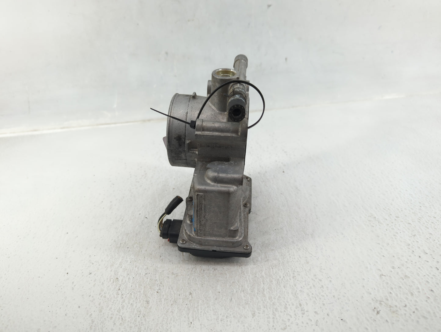 2007-2013 Mazda 3 Throttle Body P/N:L3R4 13 640 125001812 Fits Fits 2007 2008 2009 2010 2011 2012 2013 OEM Used Auto Parts -