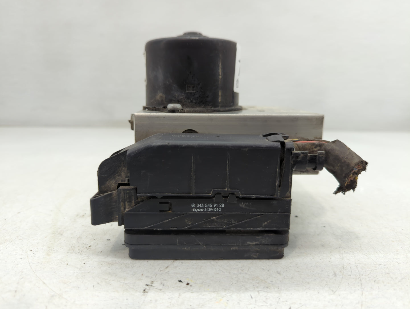 2006-2007 Mercedes-Benz C280 ABS Pump Control Module Replacement P/N:A 203 431 16 12 Fits Fits 2006 2007 OEM Used Auto Parts