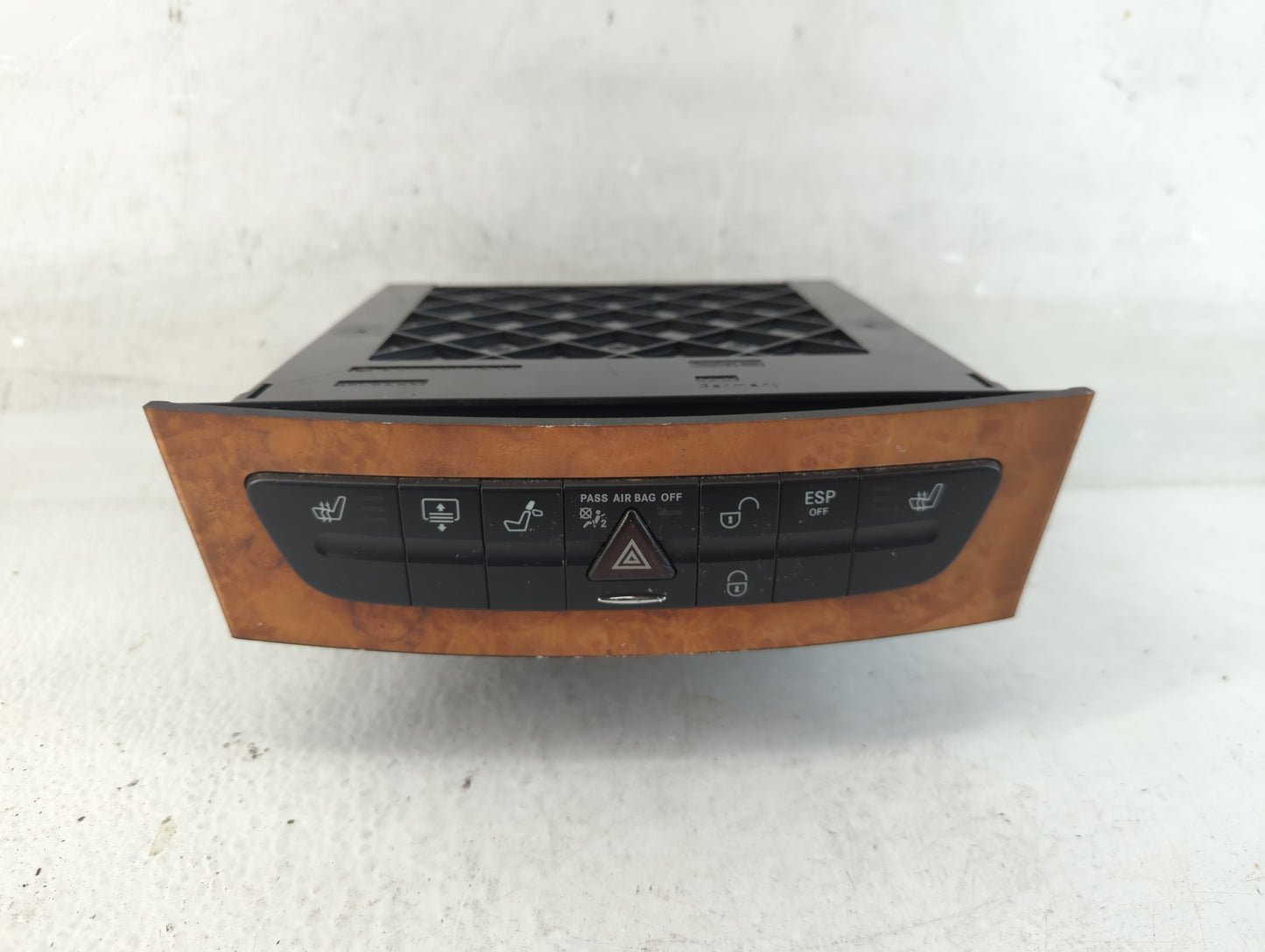 2007 Mercedes-Benz E350 Radio AM FM Cd Player Receiver Replacement Fits OEM Used Auto Parts - Oemusedautoparts1.com