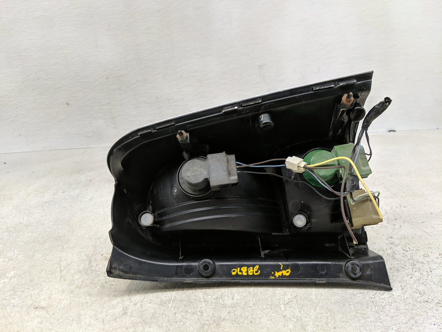 2005-2007 Mercury Mariner Tail Light Assembly Driver Left OEM Fits Fits 2005 2006 2007 OEM Used Auto Parts - Oemusedautopart
