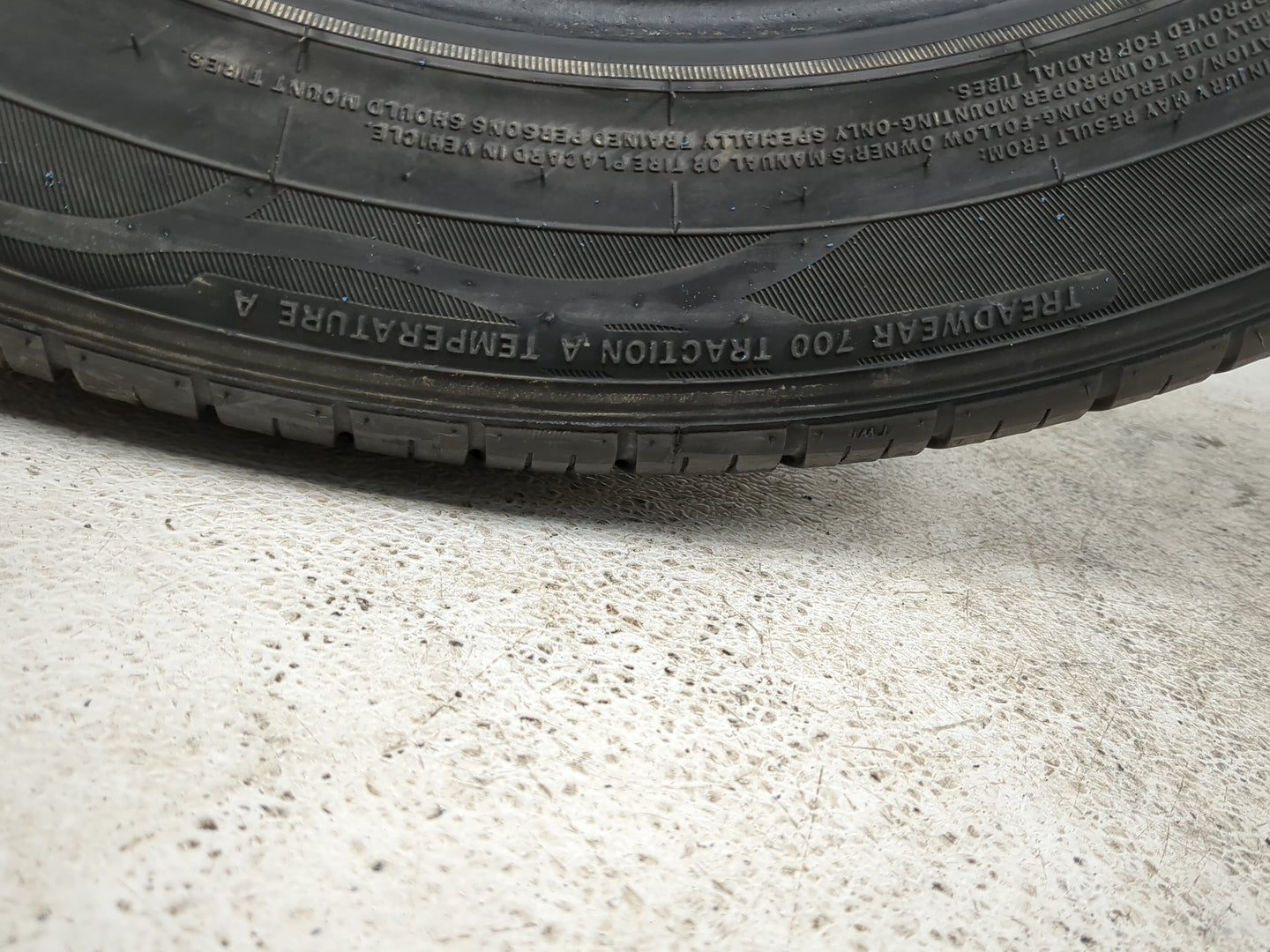 Used Tire 225/55R18 EVOLUXX CAPRICON HP 98H - Tread Depth 8.5/32 - Oemusedautoparts1.com