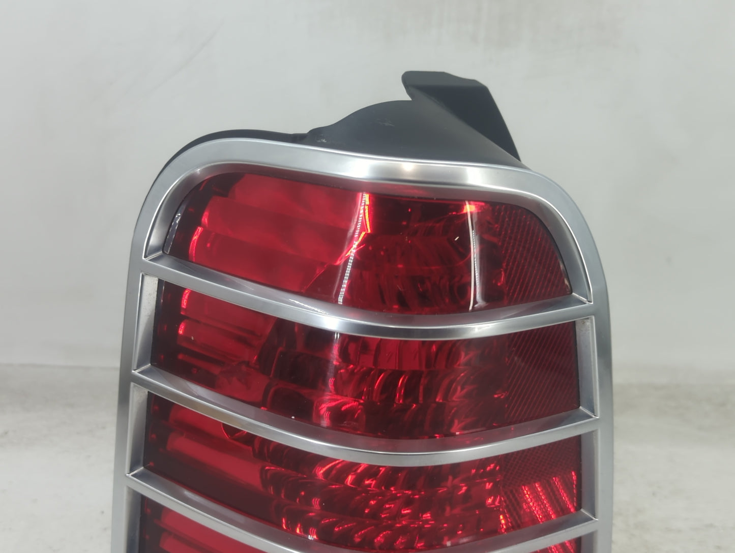 2007 Mercury Mountaineer Tail Light Assembly Driver Left OEM P/N:5E64-13B505-A 11-2580B Fits Fits 2005 2006 OEM Used Auto Pa