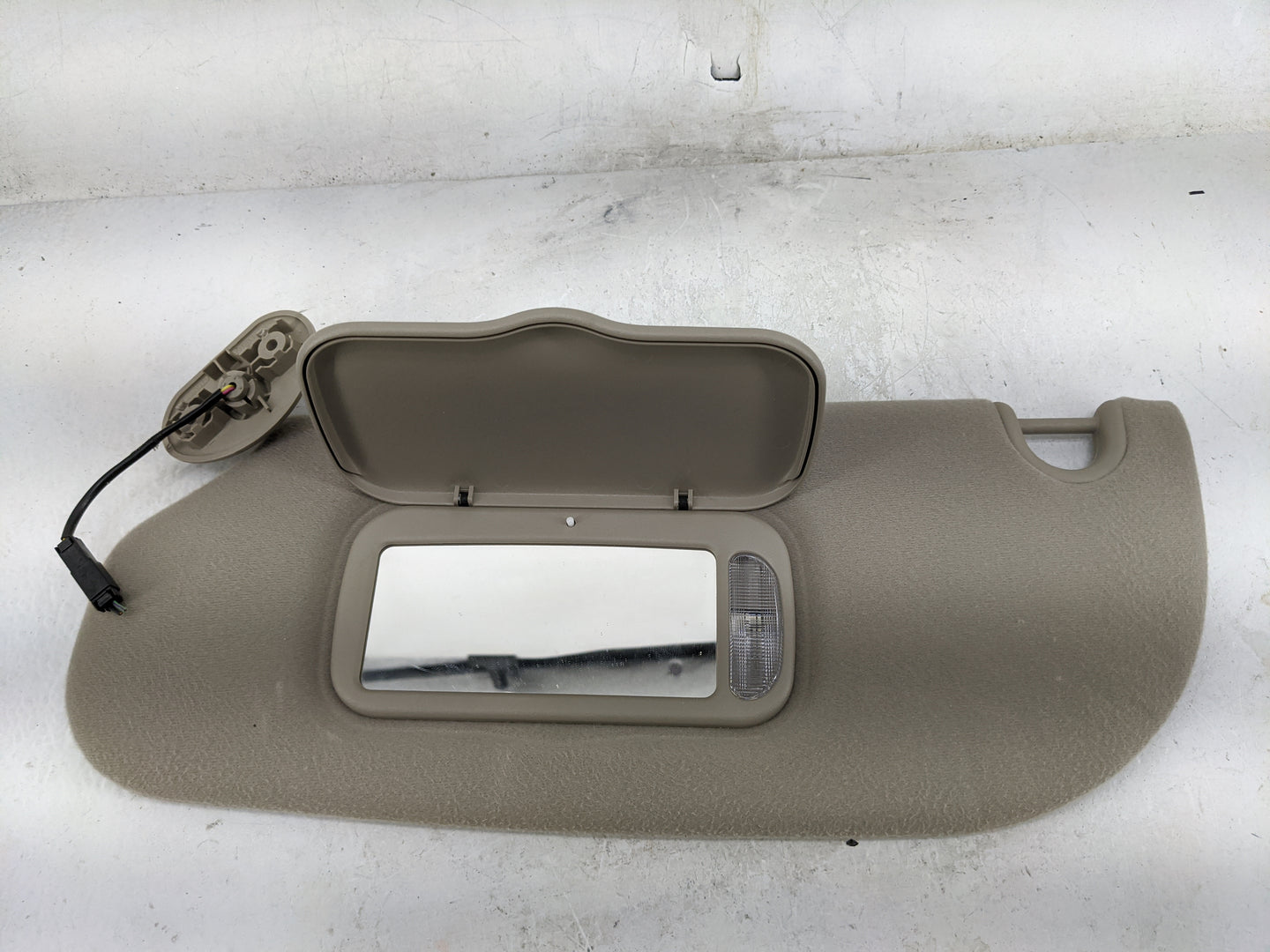 2006-2009 Mercury Mountaineer Sun Visor Shade Replacement Driver Left Mirror Fits Fits 2006 2007 2008 2009 OEM Used Auto Par