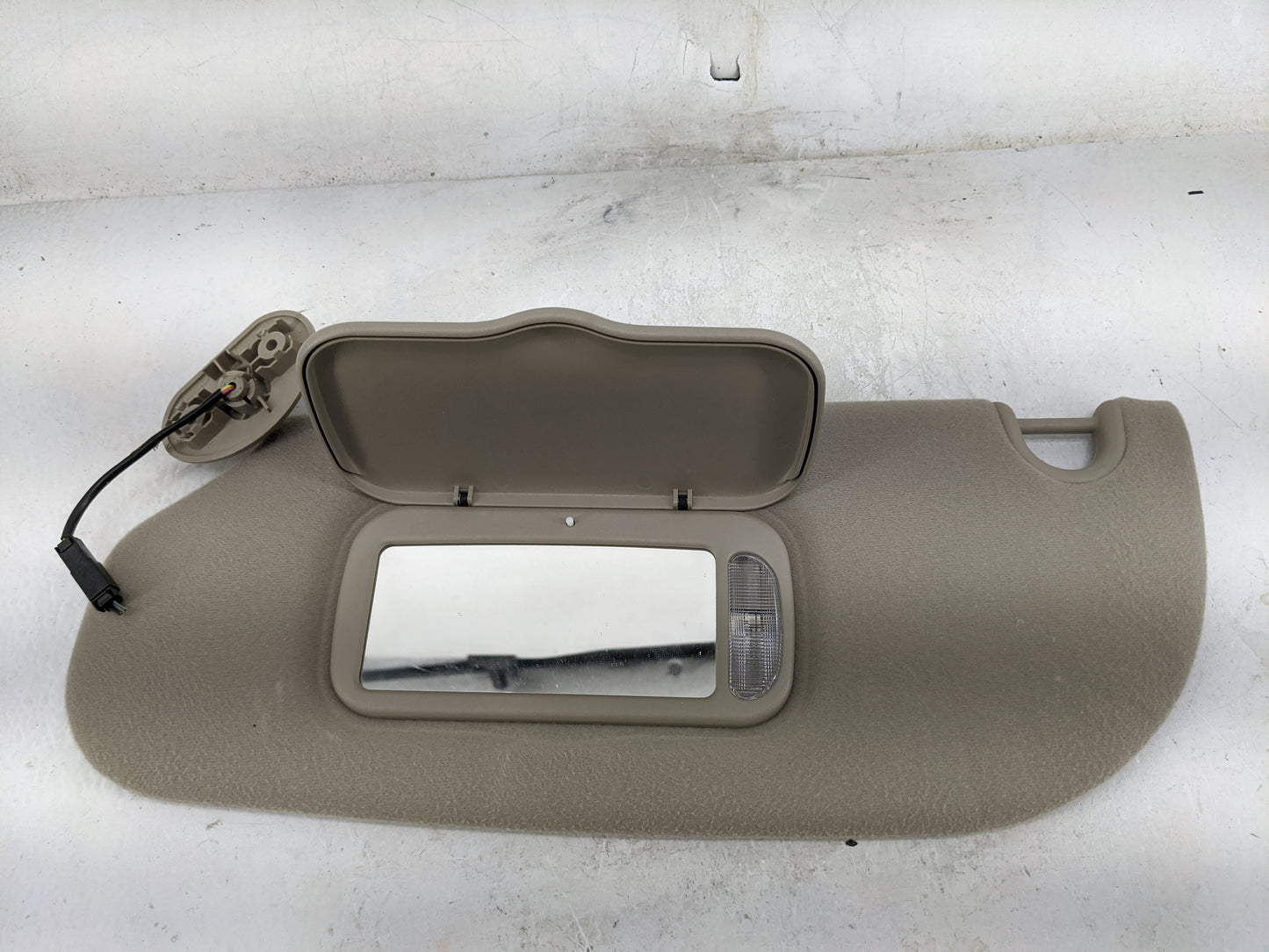 2006-2009 Mercury Mountaineer Sun Visor Shade Replacement Driver Left Mirror Fits Fits 2006 2007 2008 2009 OEM Used Auto Par