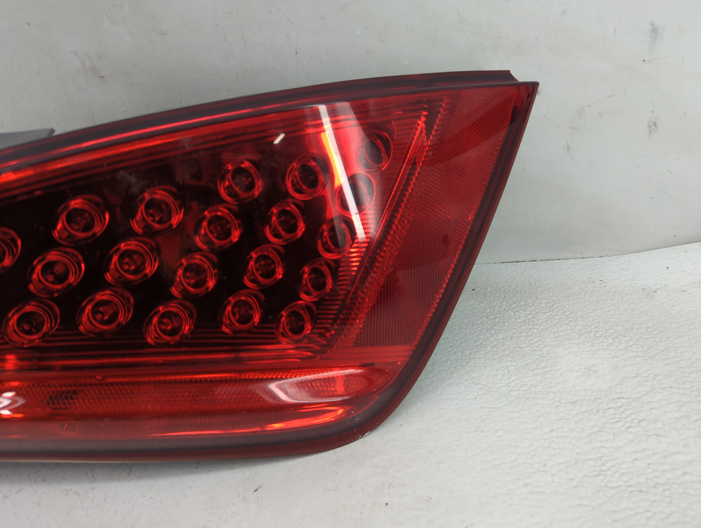 2006-2007 Nissan Murano Tail Light Assembly Driver Left OEM P/N:220-63841 Fits Fits 2006 2007 OEM Used Auto Parts - Oemuseda