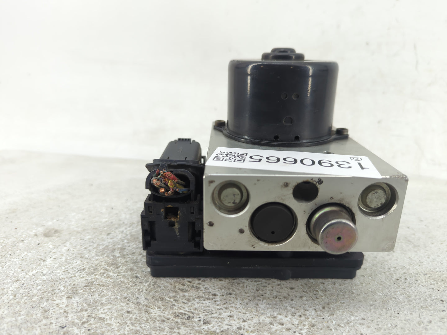 2006-2007 Nissan Xterra ABS Pump Control Module Replacement P/N:47660ZP00A Fits Fits 2006 2007 OEM Used Auto Parts - Oemused