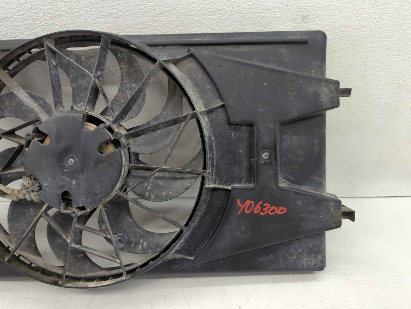 2007-2010 Pontiac G5 Left Radiator Fan Motor Assembly Black 612577 - Oemusedautoparts1.com