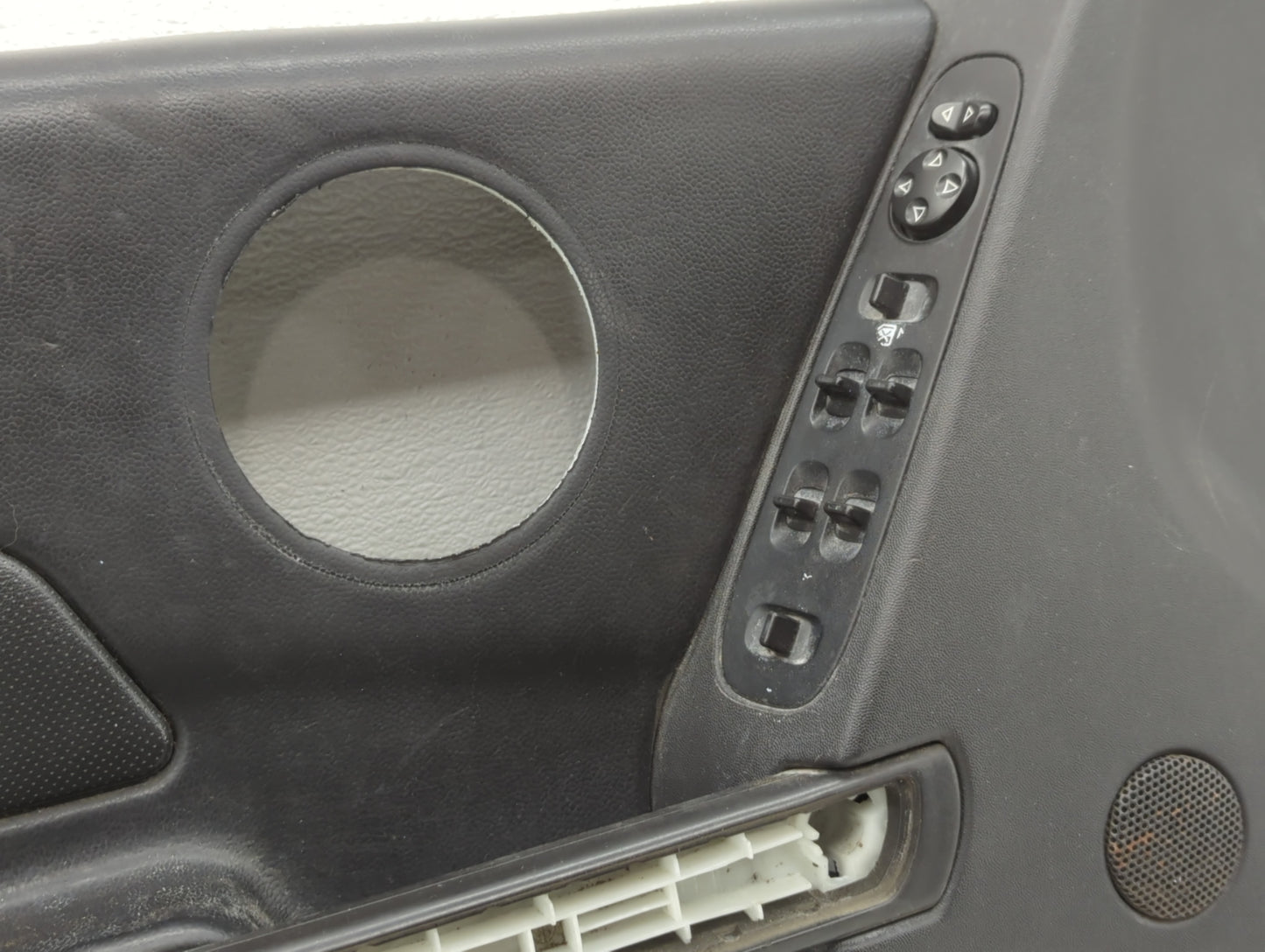 2007 Pontiac Grand Prix Front Left Driver Interior Door Panel Trim - Oemusedautoparts1.com