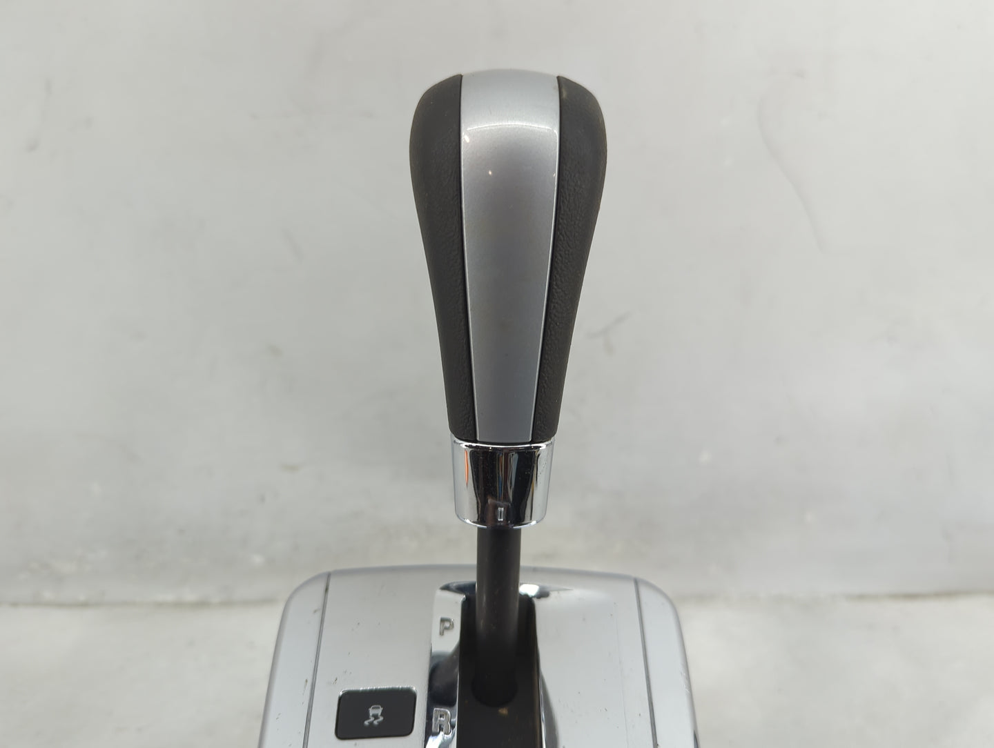 2007 Pontiac Torrent Floor Console Assembly Shifter - Oemusedautoparts1.com