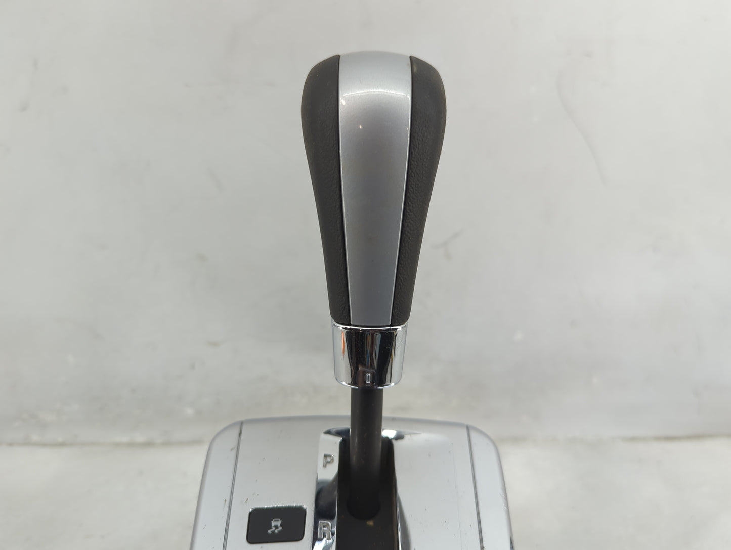 2007 Pontiac Torrent Floor Console Assembly Shifter - Oemusedautoparts1.com