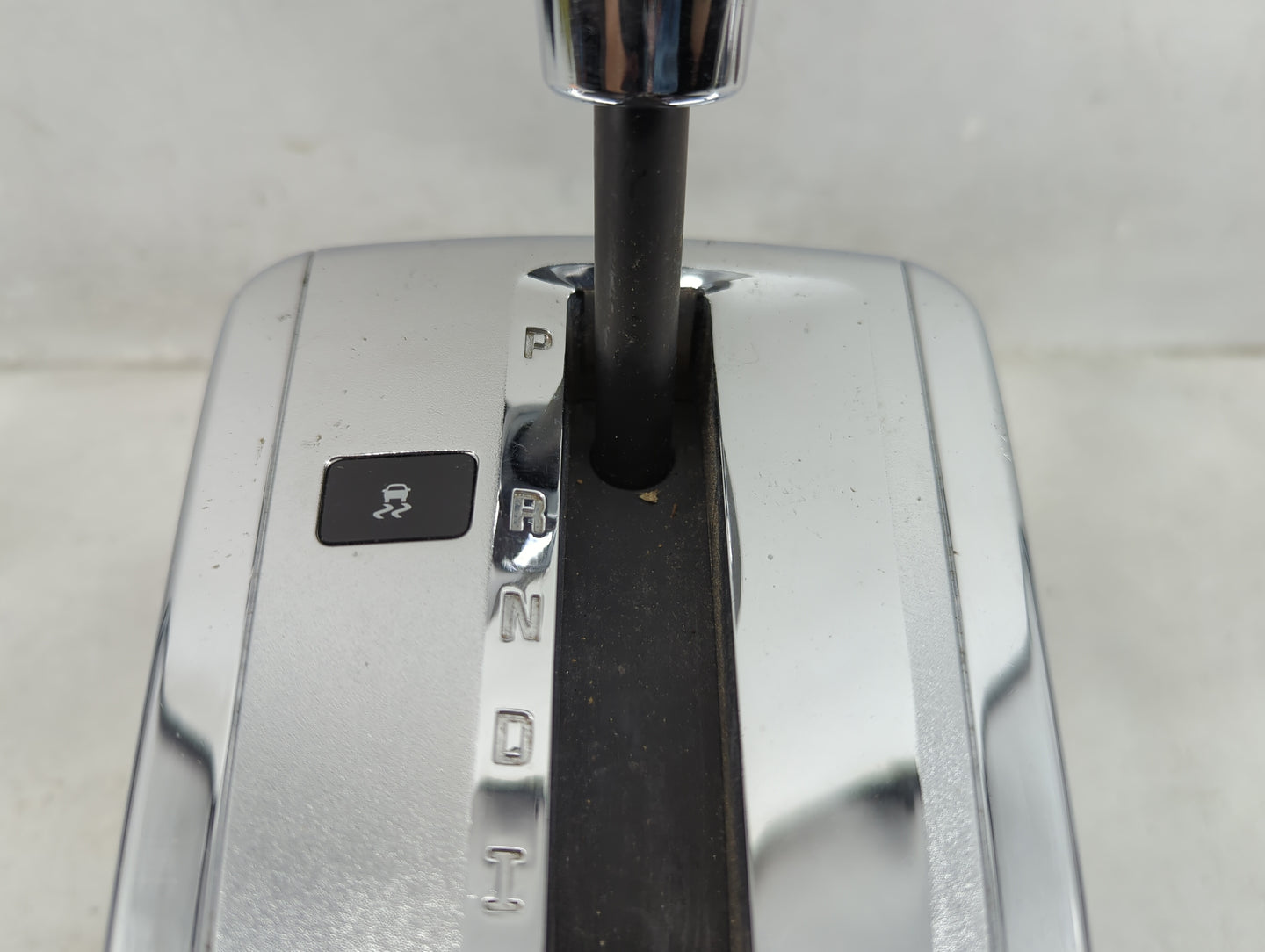 2007 Pontiac Torrent Floor Console Assembly Shifter - Oemusedautoparts1.com