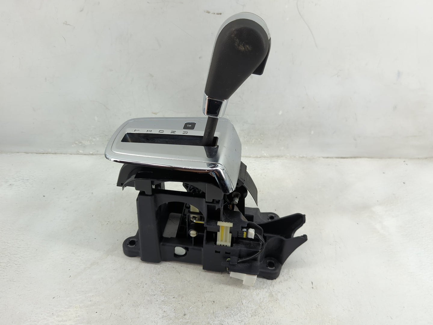 2007 Pontiac Torrent Floor Console Assembly Shifter - Oemusedautoparts1.com