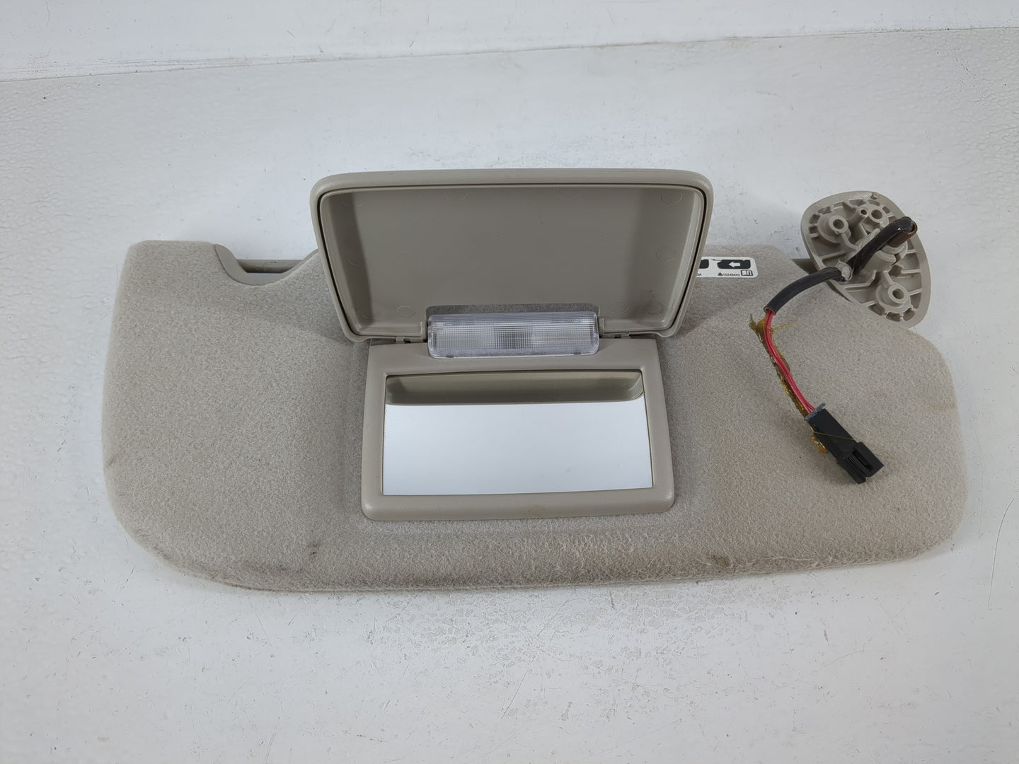 2007 Saab 9-7x Sun Visor Shade Replacement Passenger Right Mirror Fits OEM Used Auto Parts - Oemusedautoparts1.com