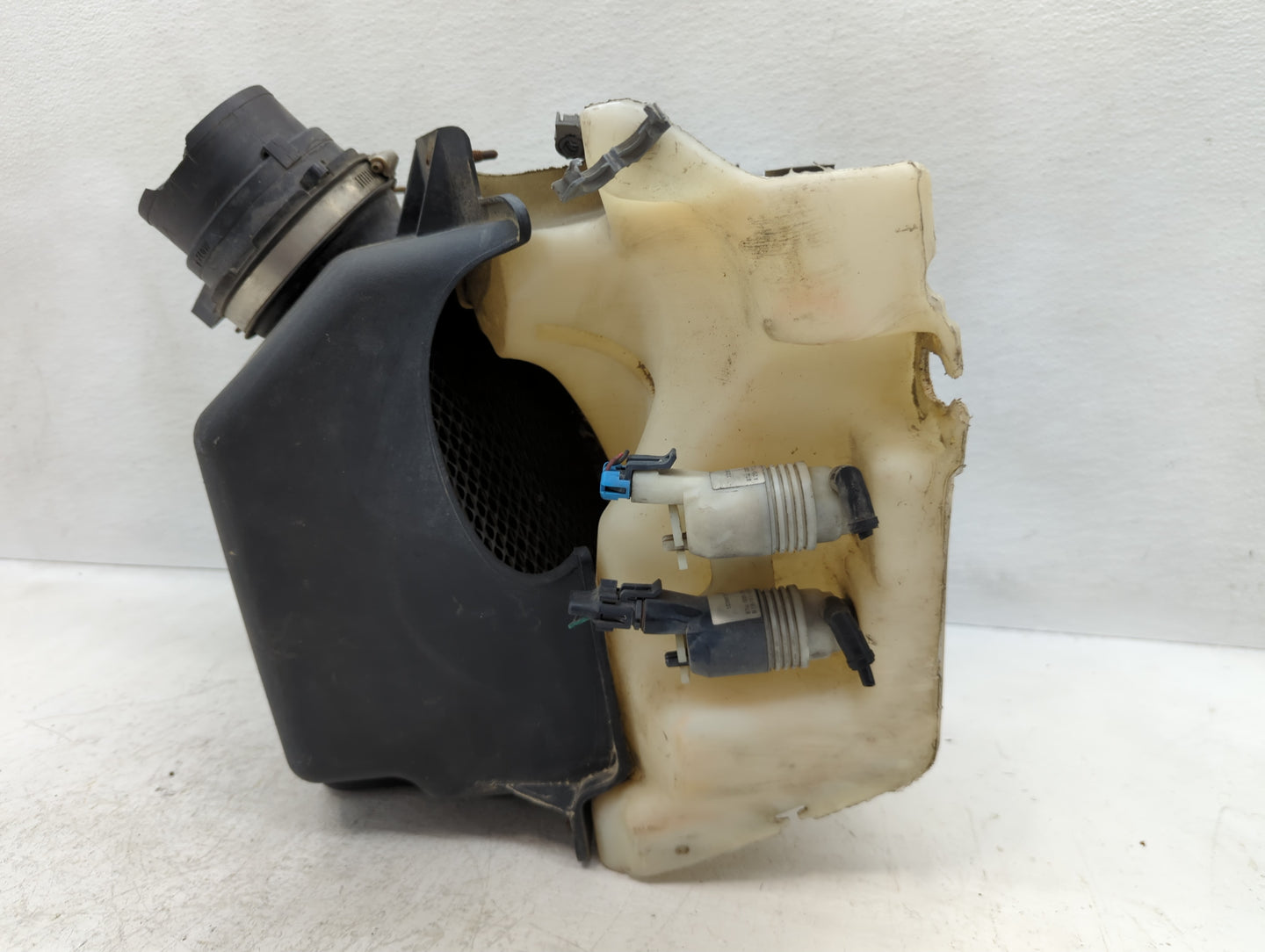 2007 Saab 9-7x Windshield Washer Fluid Reservoir Bottle Oem - Oemusedautoparts1.com