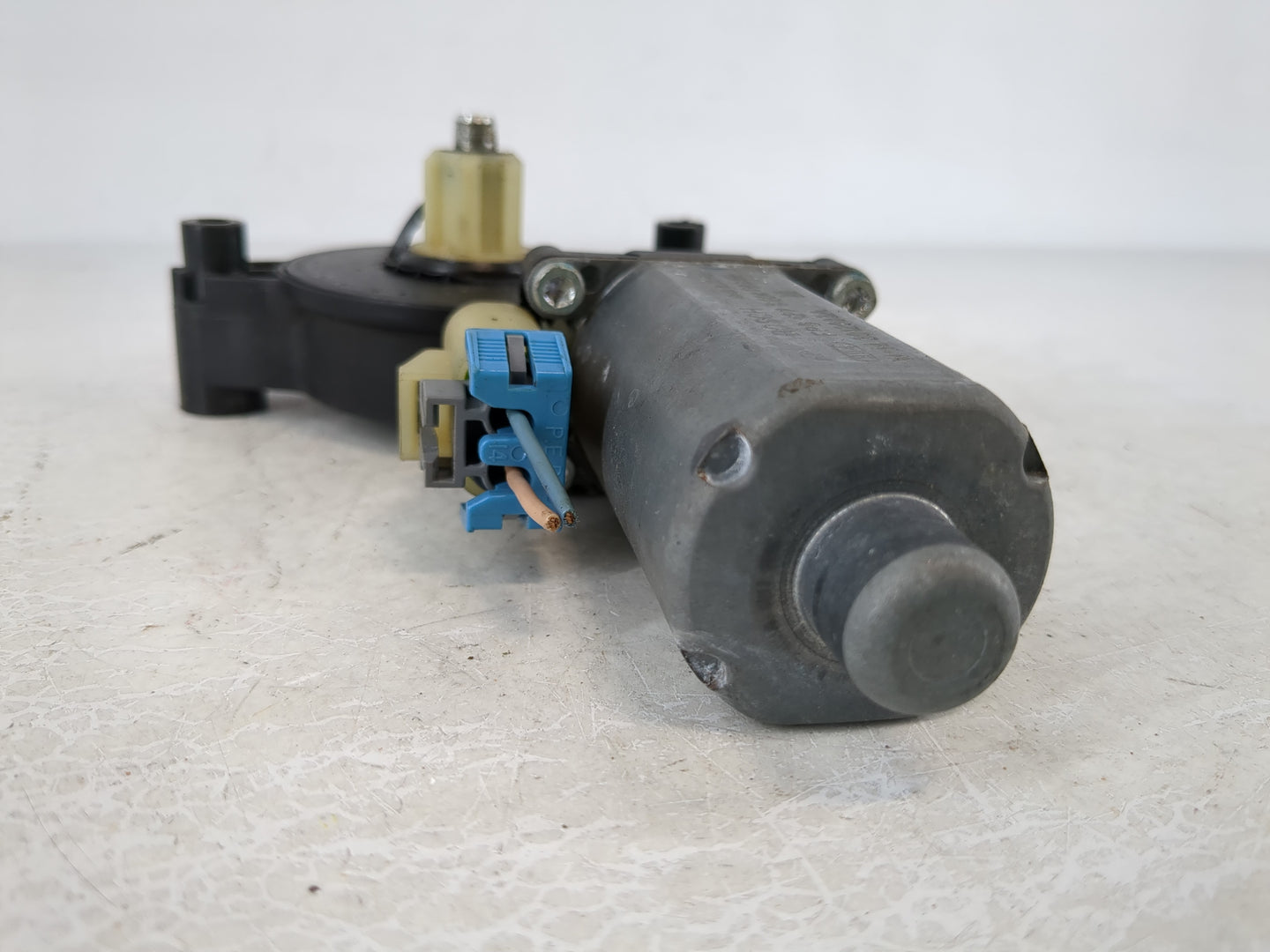 2007 Saab 9-7x Passenger Front Right Power Window Motor - Oemusedautoparts1.com