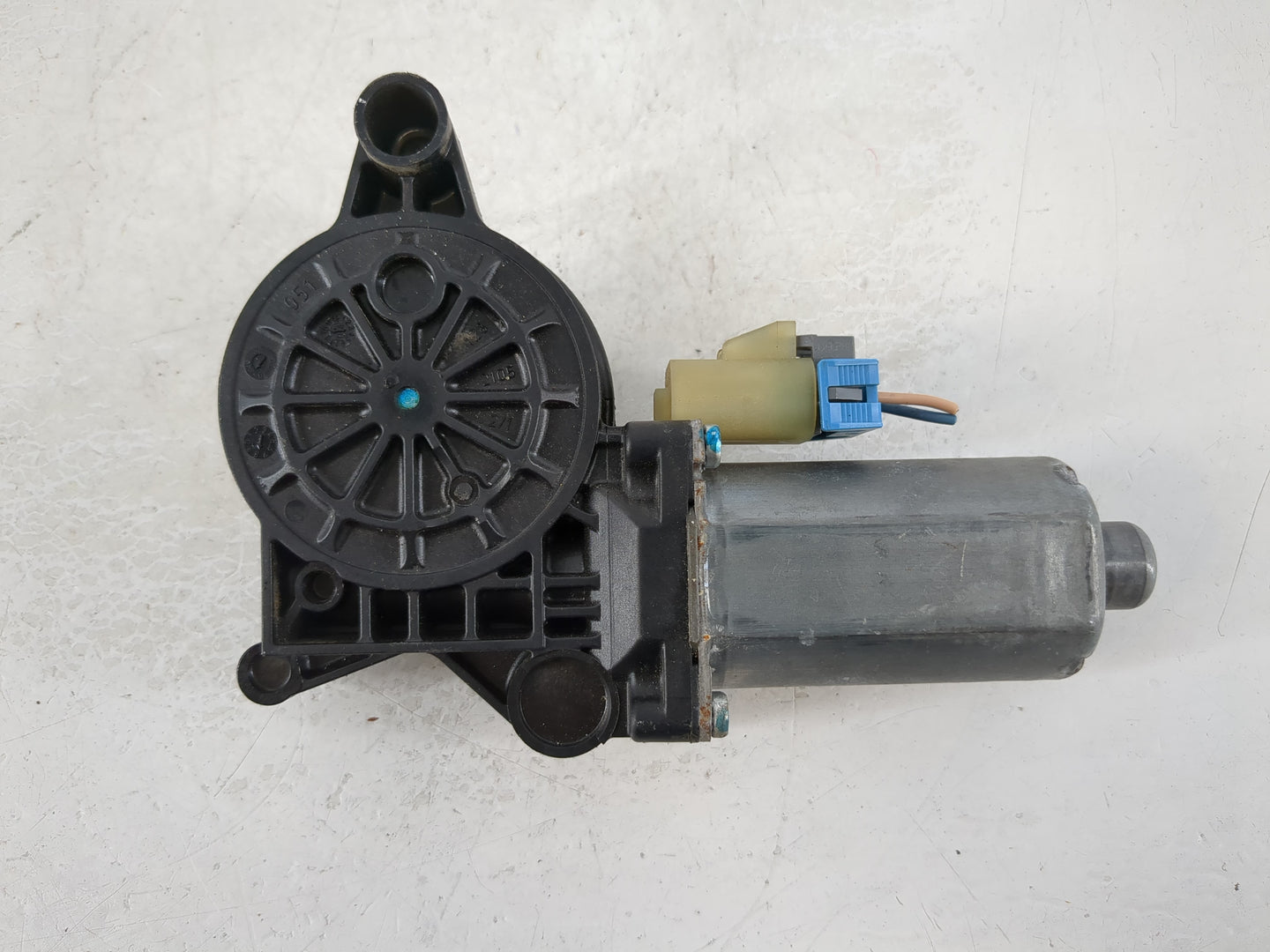 2007 Saab 9-7x Passenger Front Right Power Window Motor - Oemusedautoparts1.com